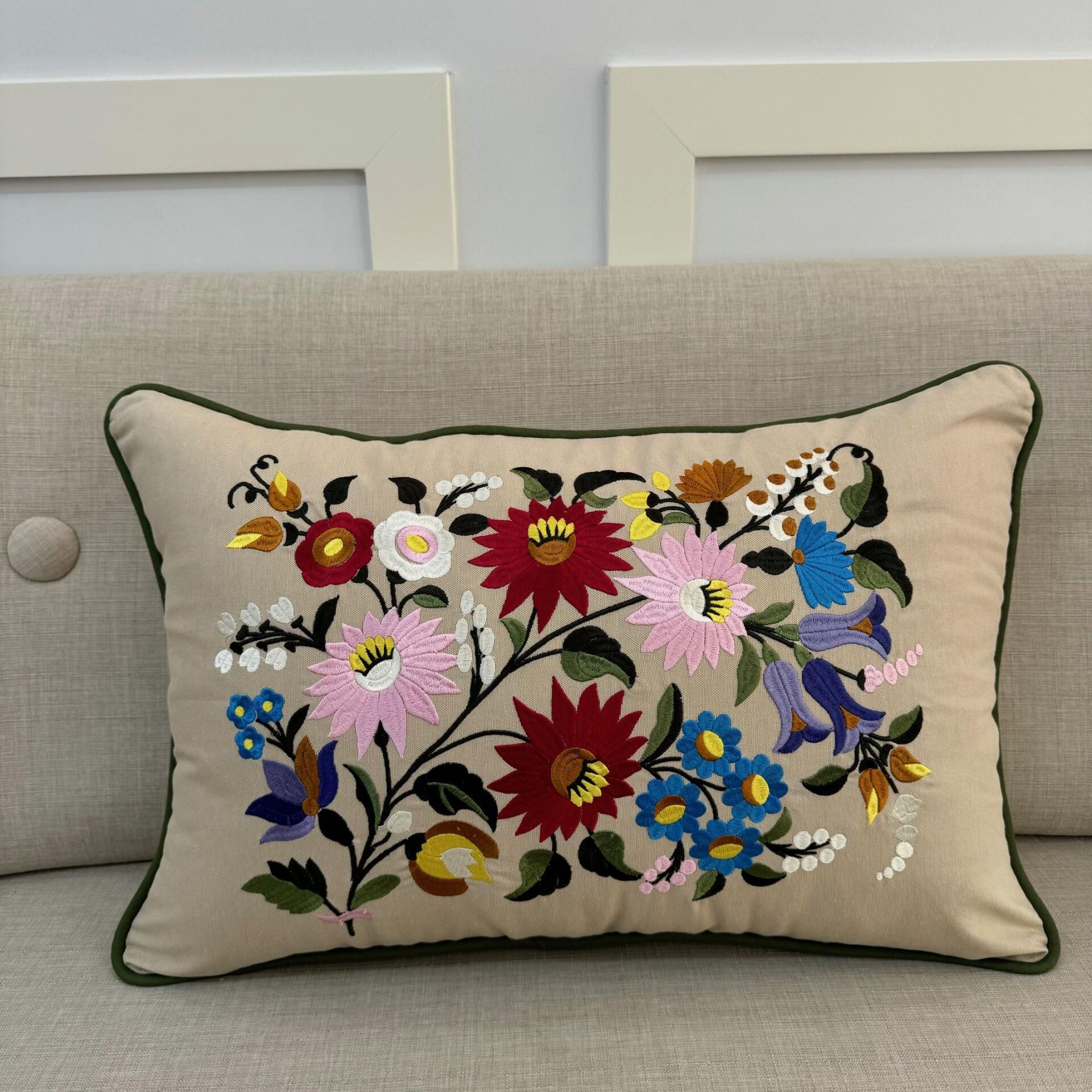 Çiçek Buketi Yeşil Biyeli Dikdörtgen Kırlent Kılıfı