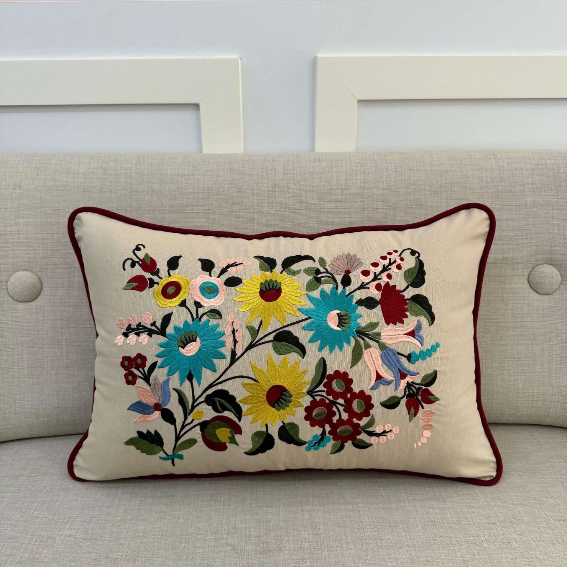 Çiçek Buketi Bordo Biyeli Dikdörtgen Kırlent Kılıfı