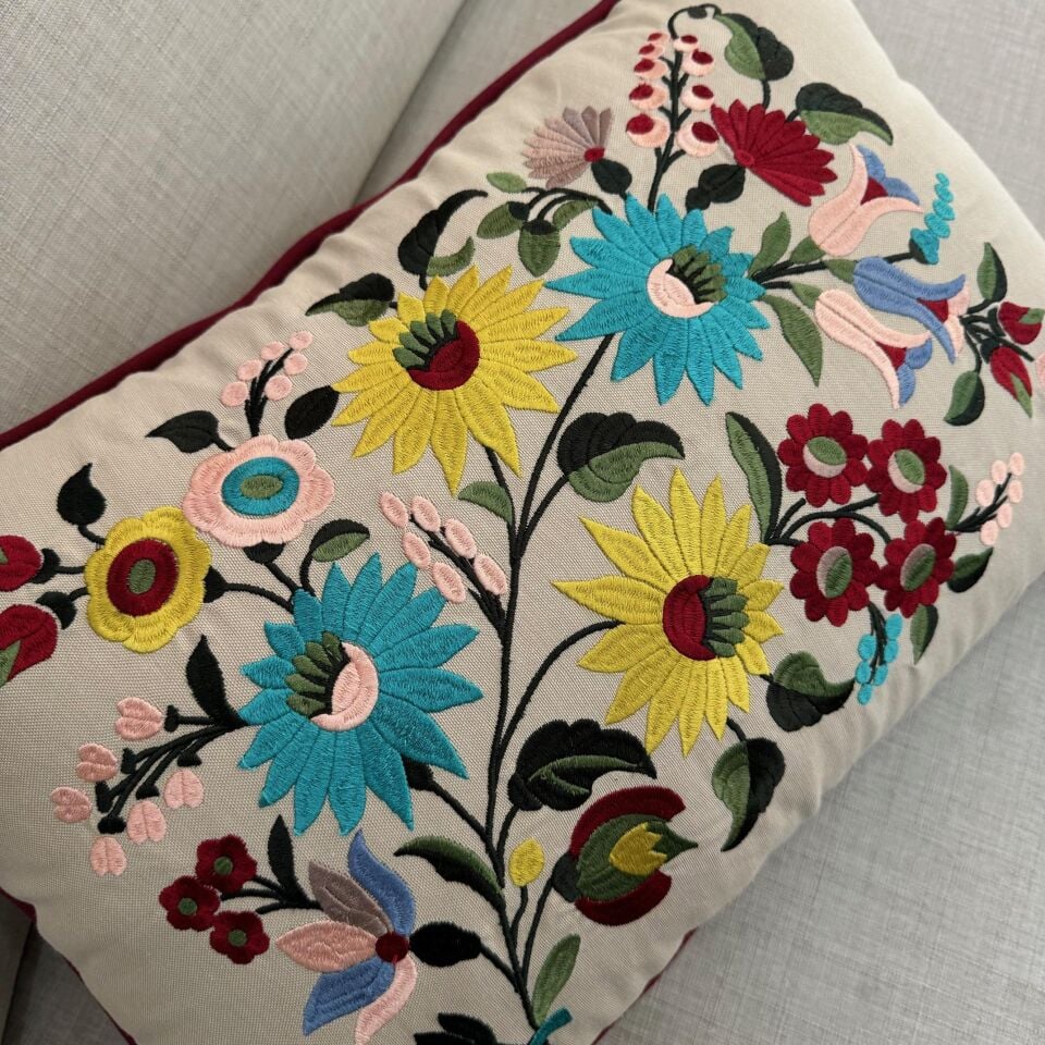 Çiçek Buketi Bordo Biyeli Dikdörtgen Kırlent Kılıfı