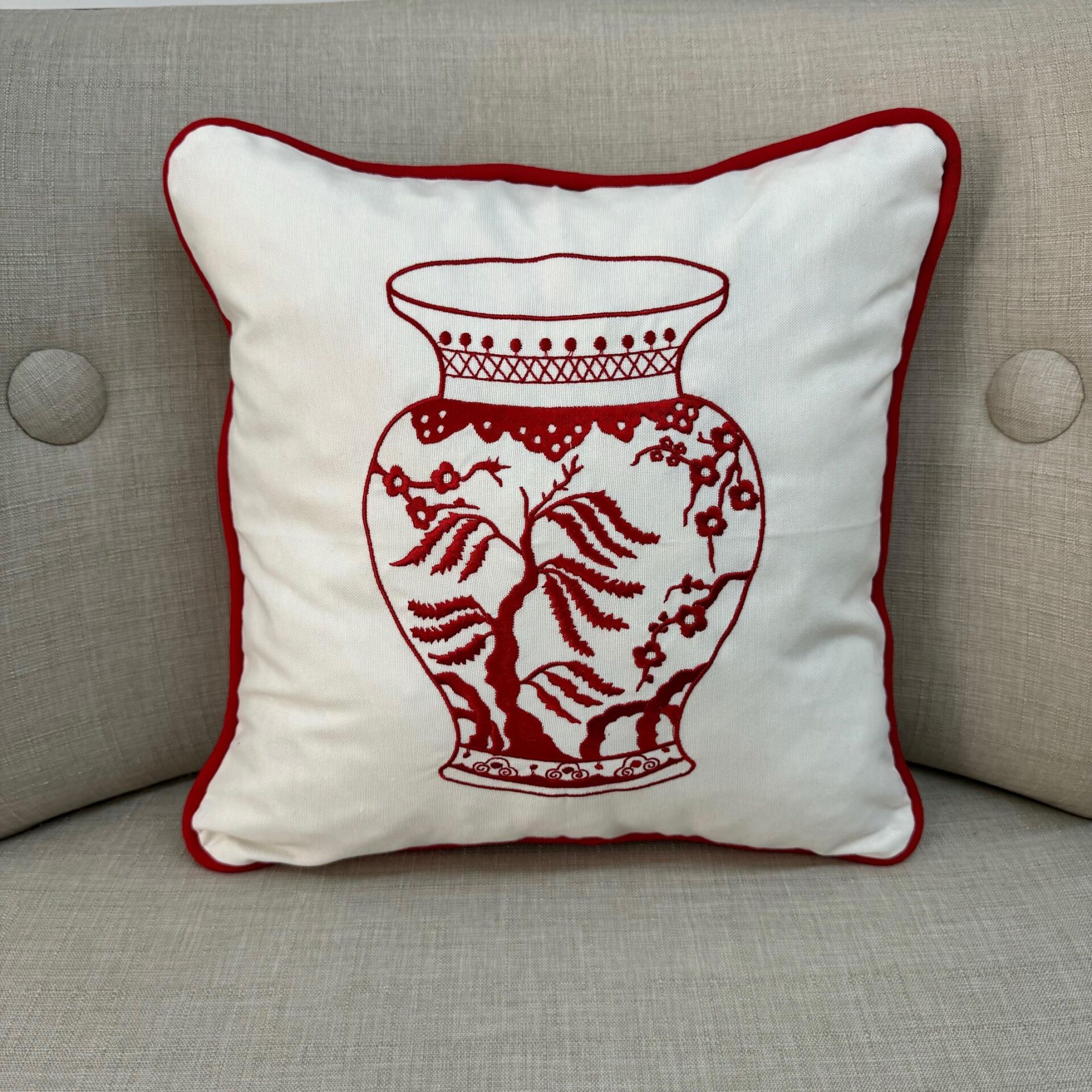 Kırmızı Vazo Nakışlı/Biyeli Kırlent Kılıfı