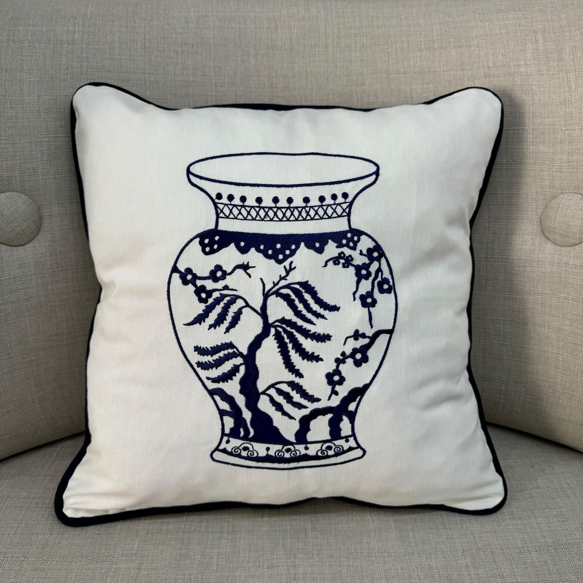 Lacivert Vazo Nakışlı/Biyeli Kırlent Kılıfı