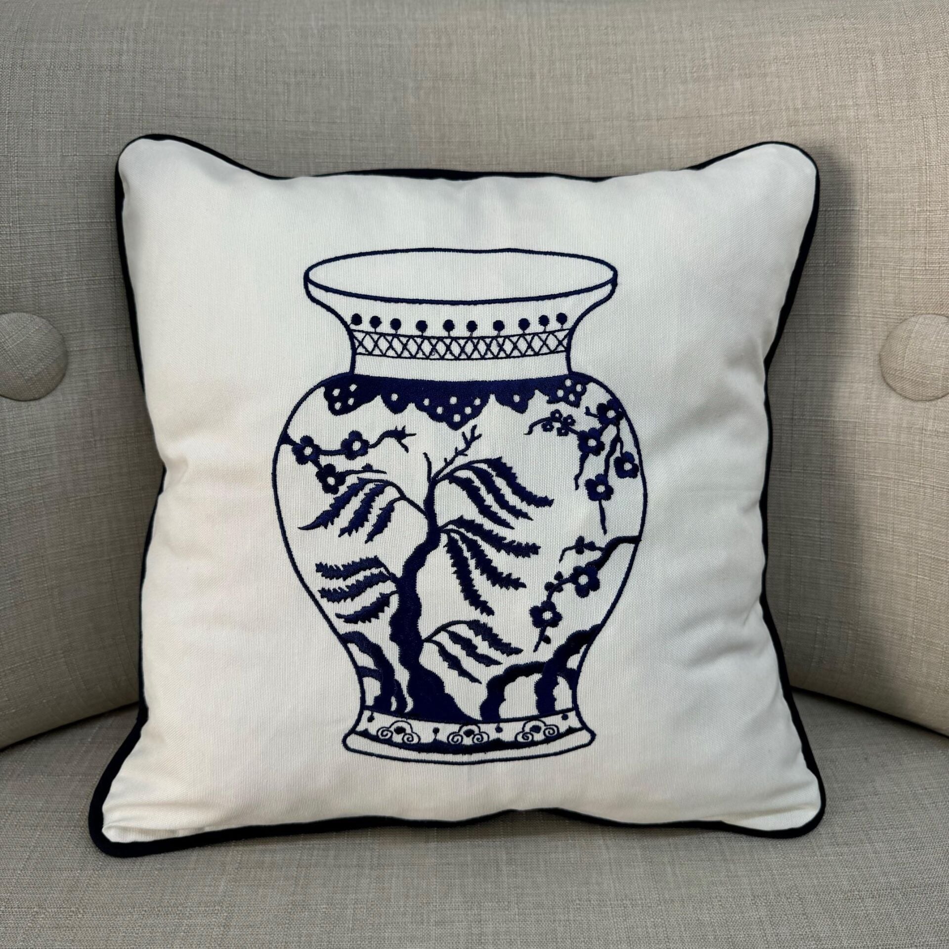 Lacivert Vazo Nakışlı/Biyeli Kırlent Kılıfı