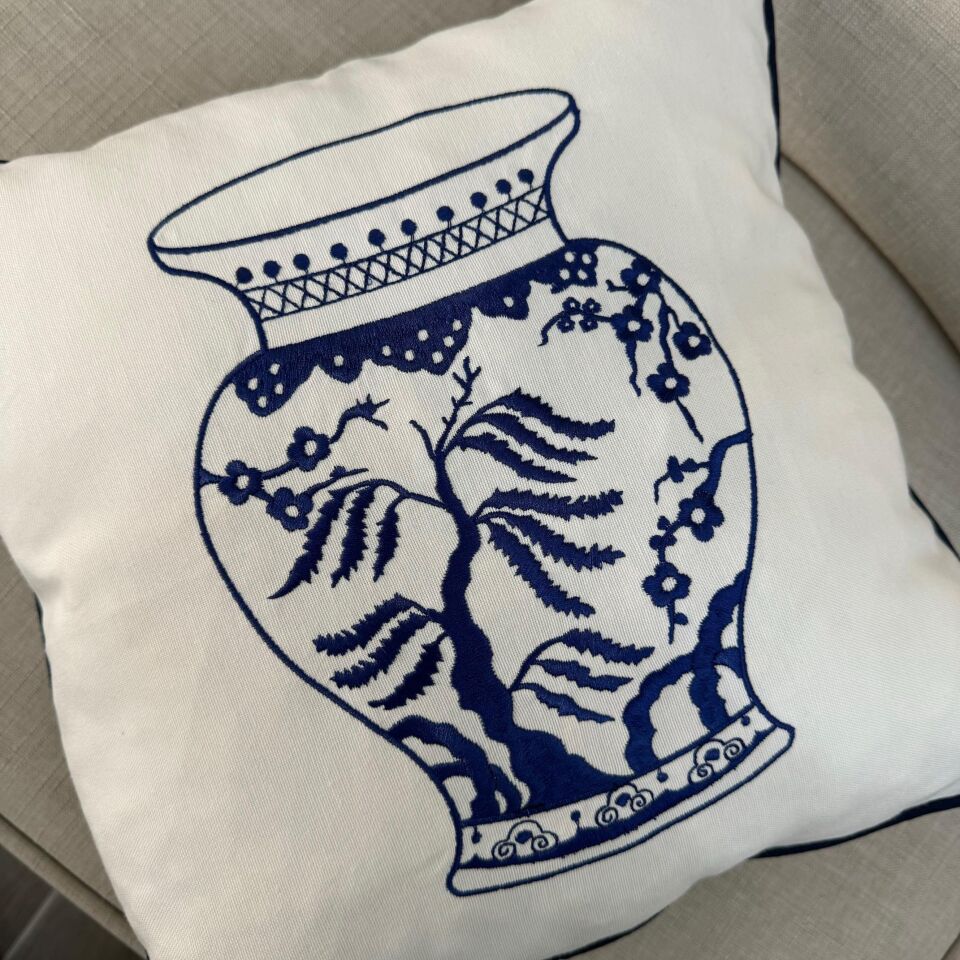 Lacivert Vazo Nakışlı/Biyeli Kırlent Kılıfı