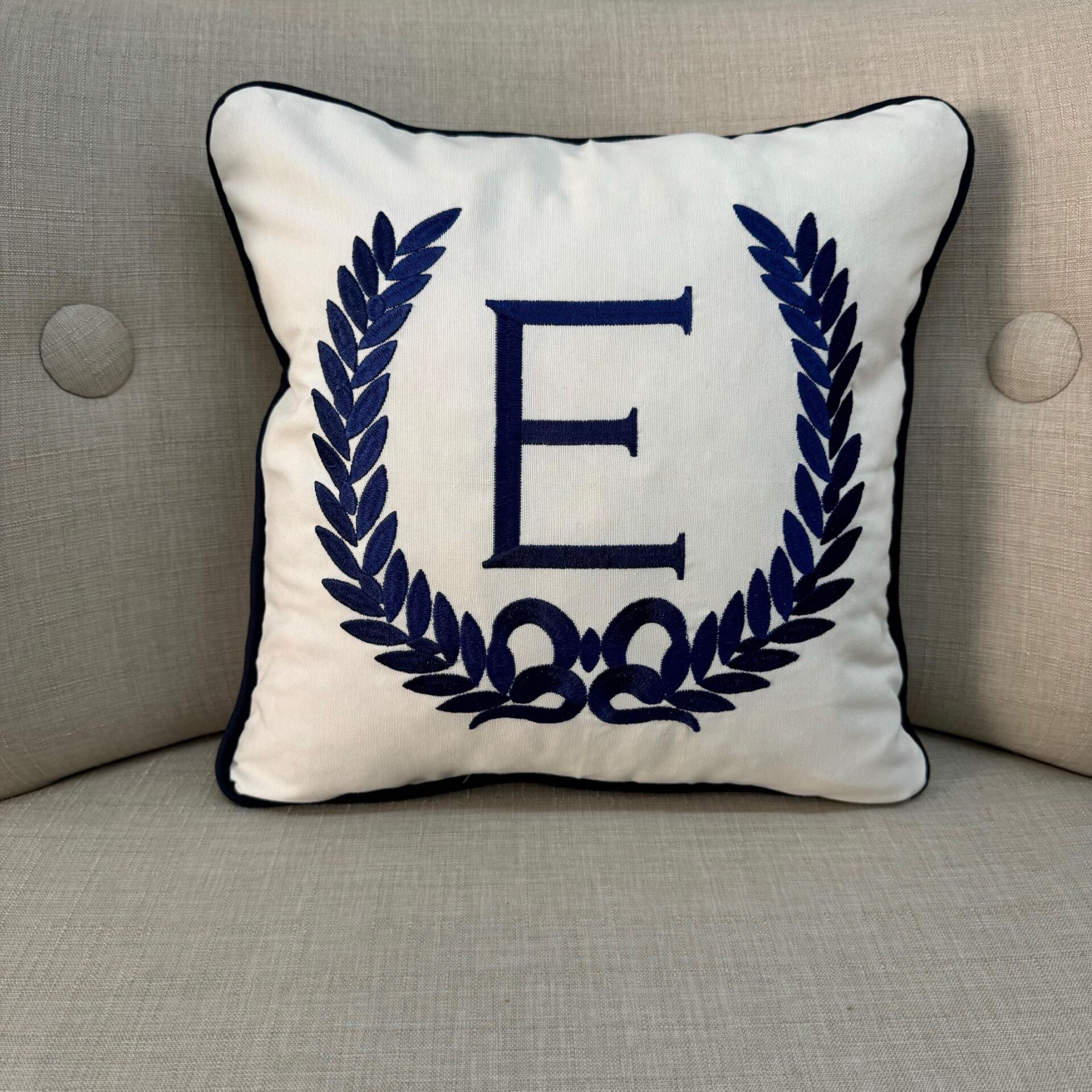 Lacivert Çelenk Nakışlı/Biyeli E Harfi Kırlent Kılfı