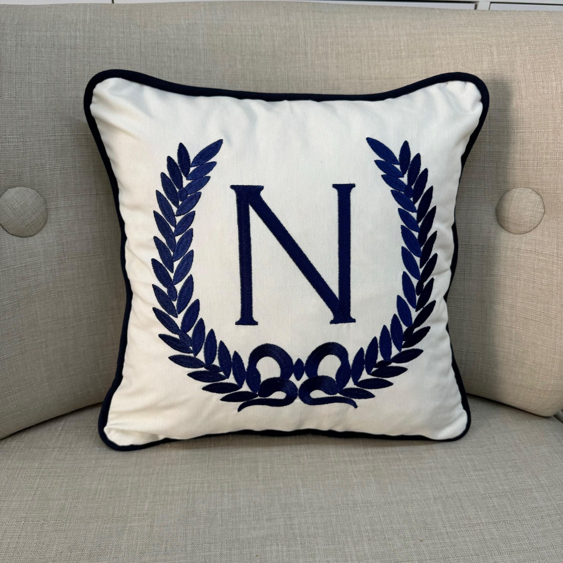 Lacivert Çelenk Nakışlı/Biyeli N Harfi Kırlent Kılfı