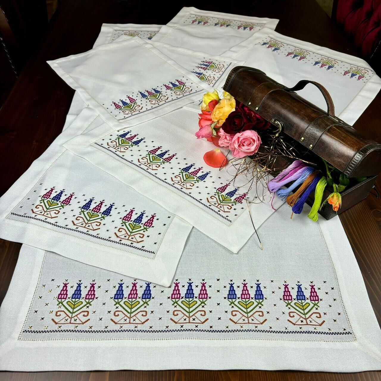 El İşlemesi Sümbüllü Hesapişi Ve Tel Kırmalı 5 Parça Salon Takımı