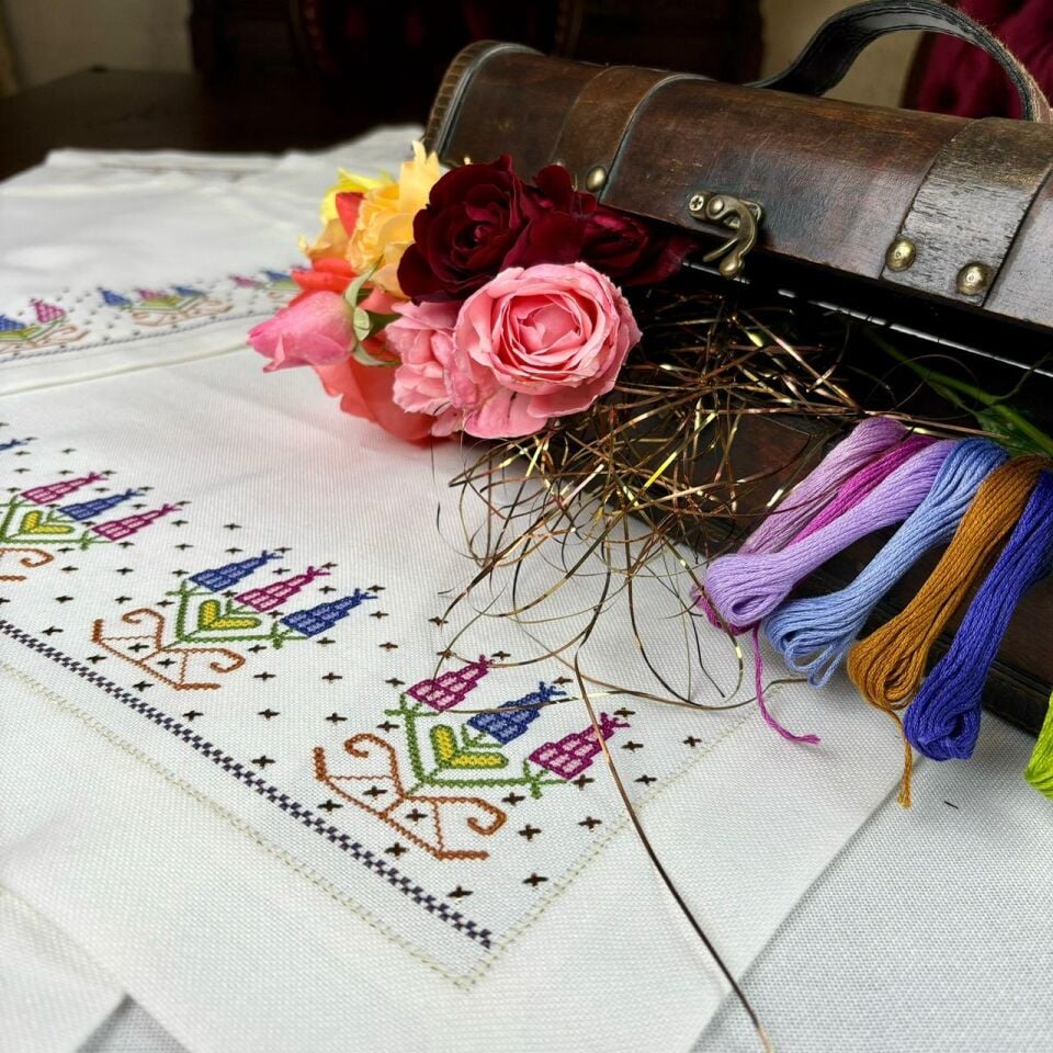 El İşlemesi Sümbüllü Hesapişi Ve Tel Kırmalı 5 Parça Salon Takımı