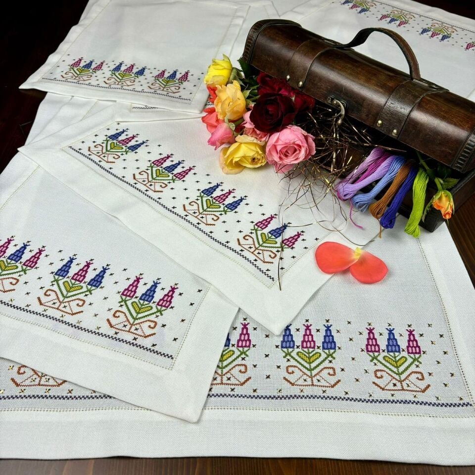 El İşlemesi Sümbüllü Hesapişi Ve Tel Kırmalı 5 Parça Salon Takımı