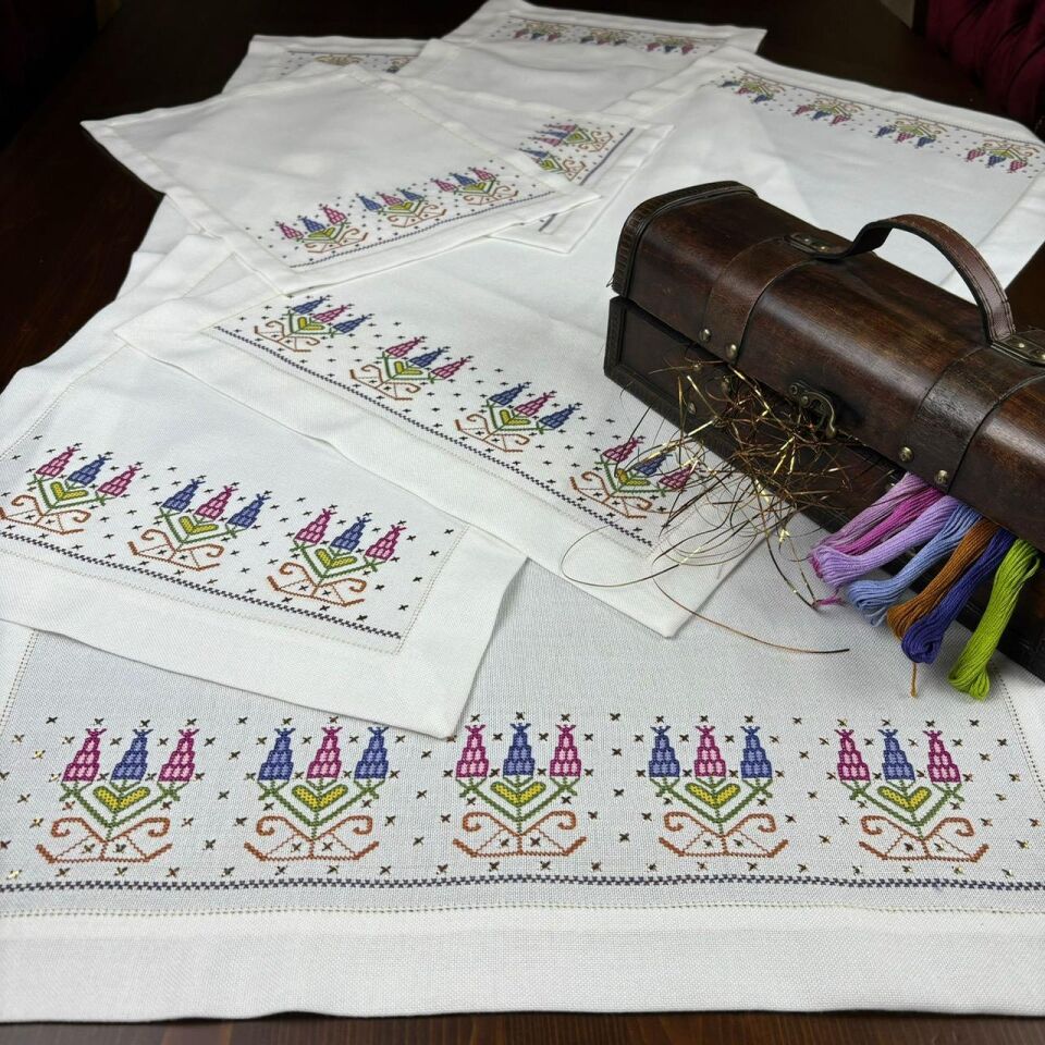 El İşlemesi Sümbüllü Hesapişi Ve Tel Kırmalı 5 Parça Salon Takımı