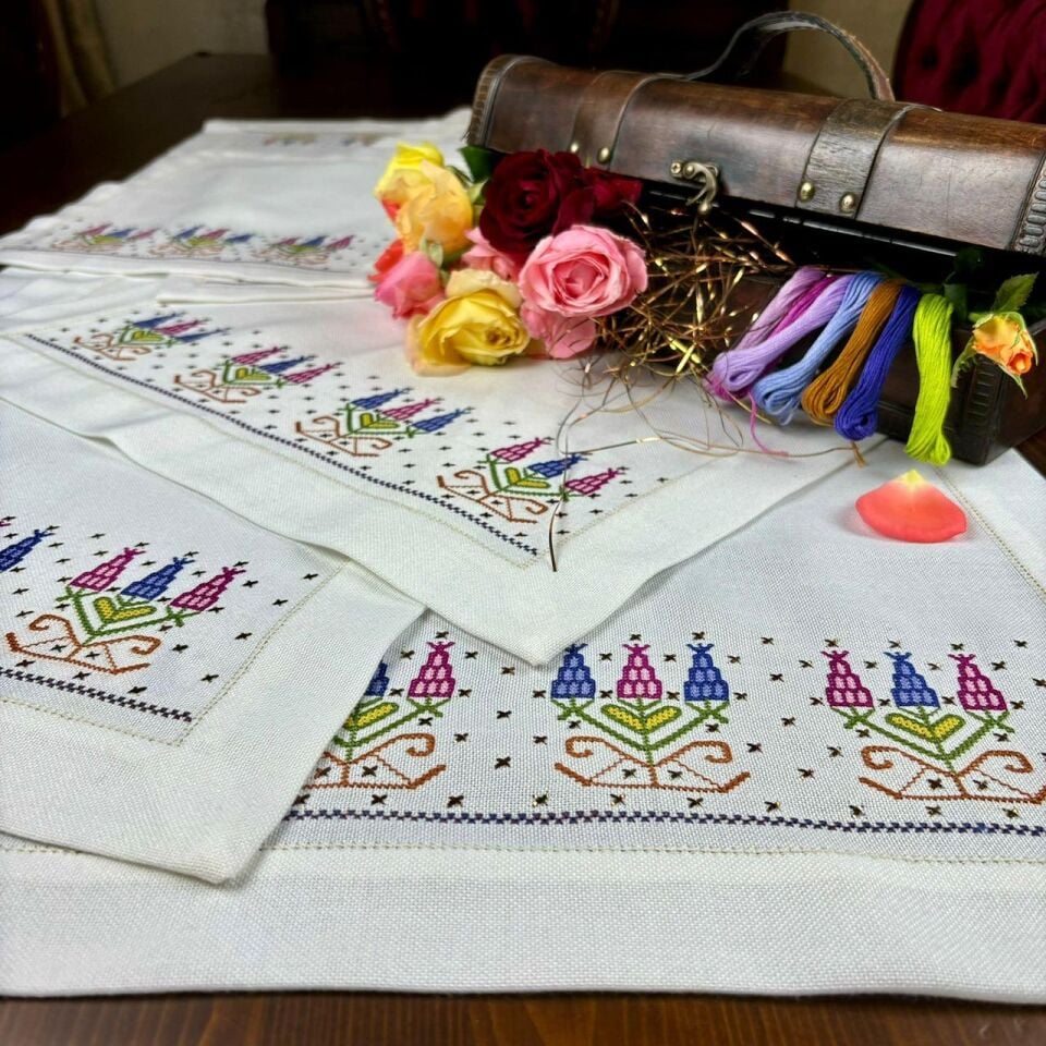 El İşlemesi Sümbüllü Hesapişi Ve Tel Kırmalı 5 Parça Salon Takımı