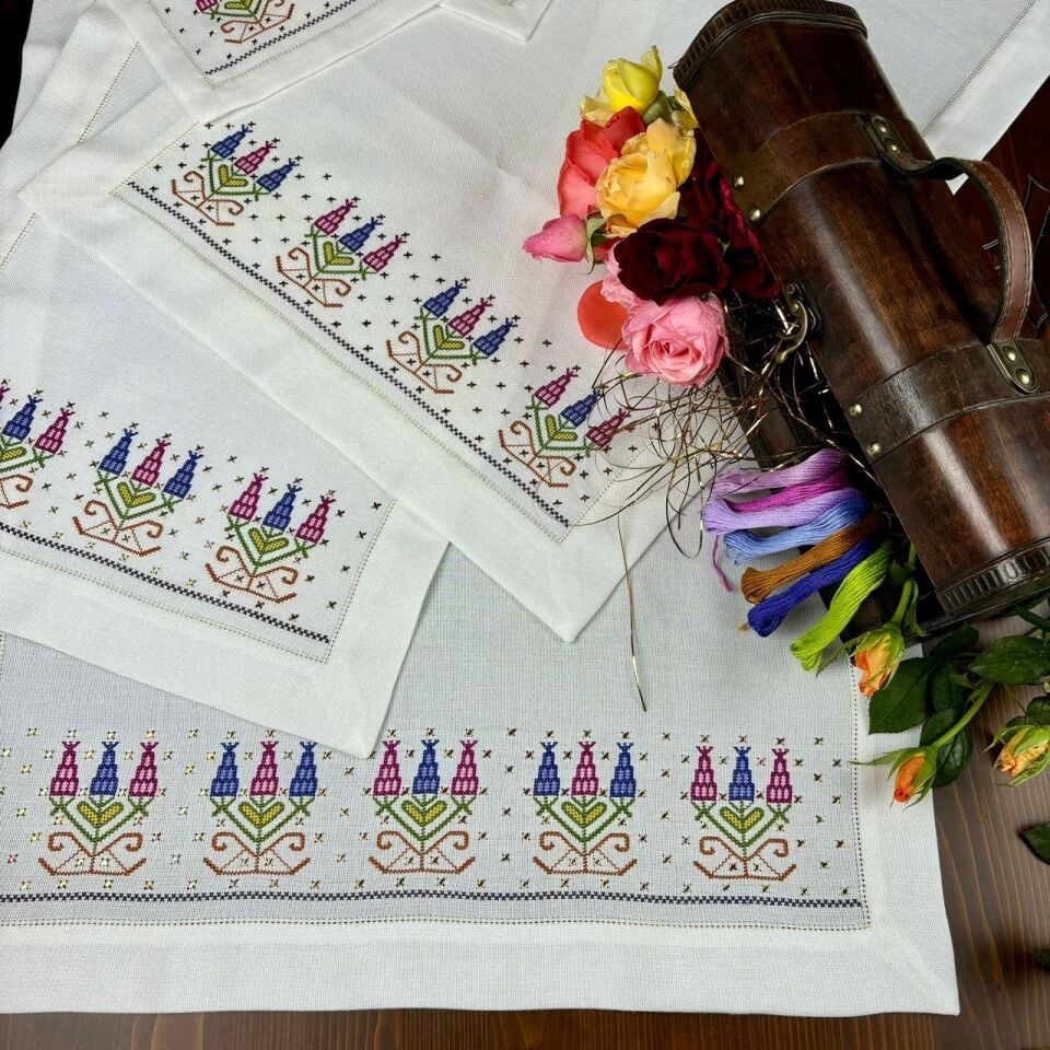 El İşlemesi Sümbüllü Hesapişi Ve Tel Kırmalı 5 Parça Salon Takımı