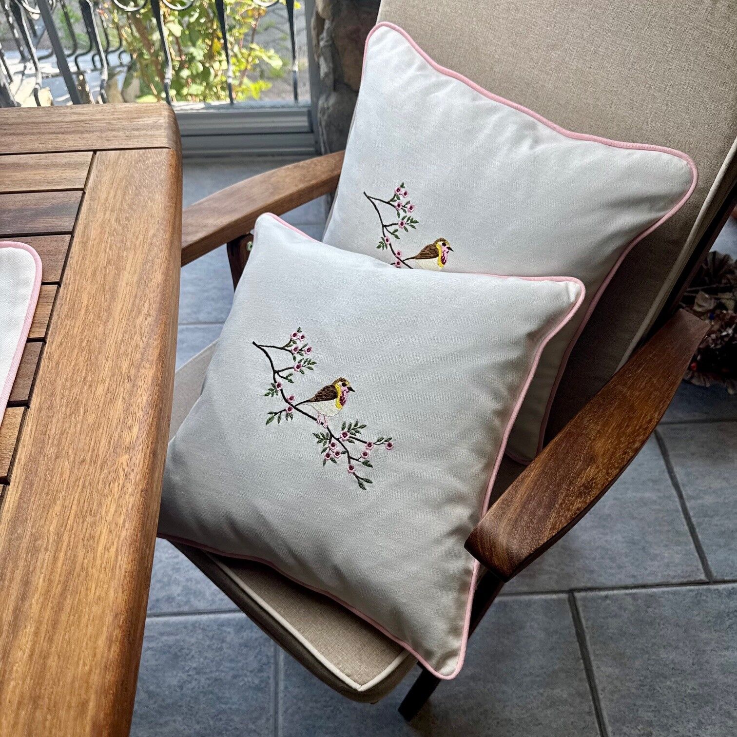 Kuş Nakışlı Biyeli 2'li Kırlent Kılıfı Ekru