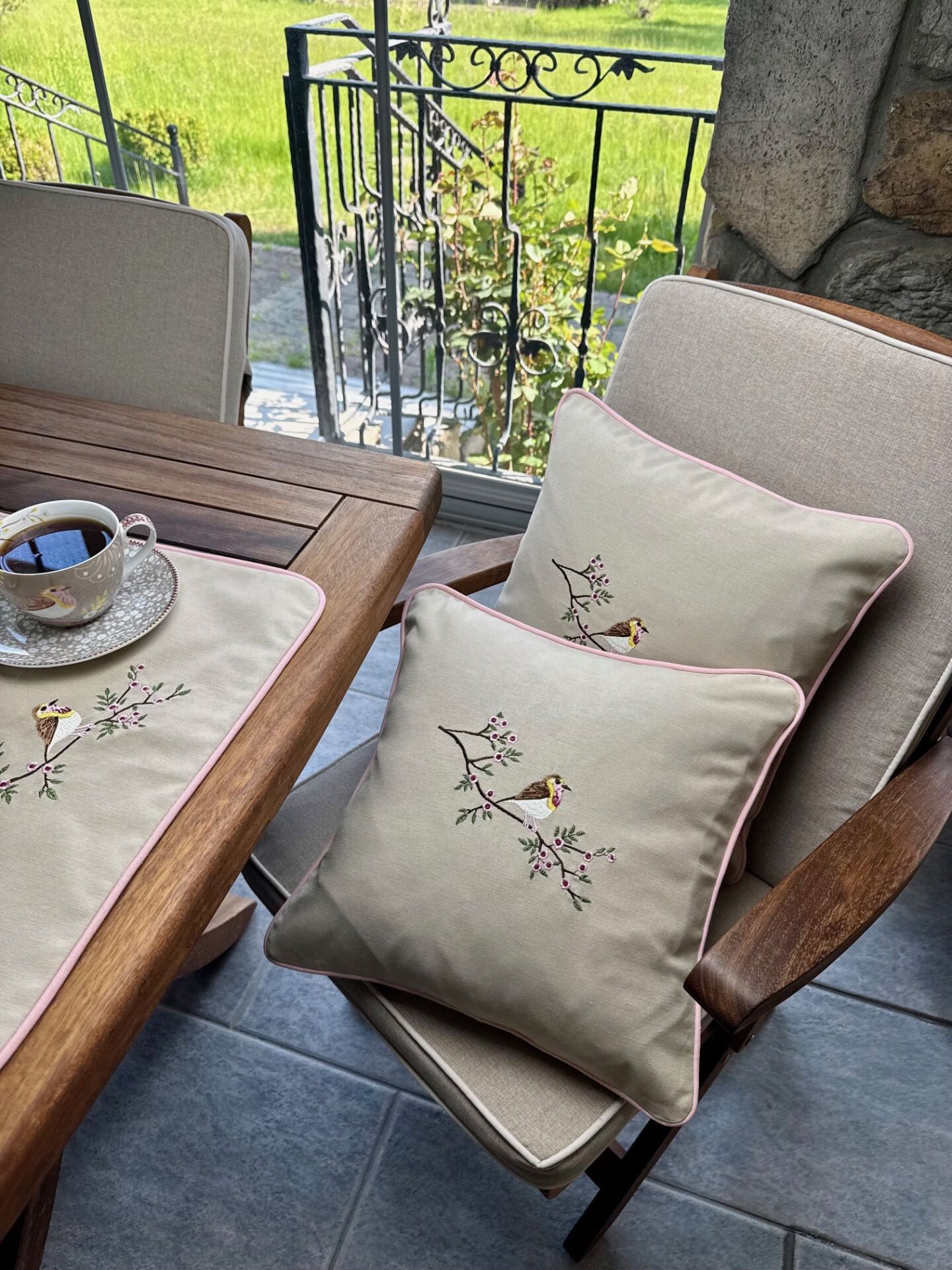 Kuş Nakışlı Biyeli 2'li Kırlent Kılıfı Bej