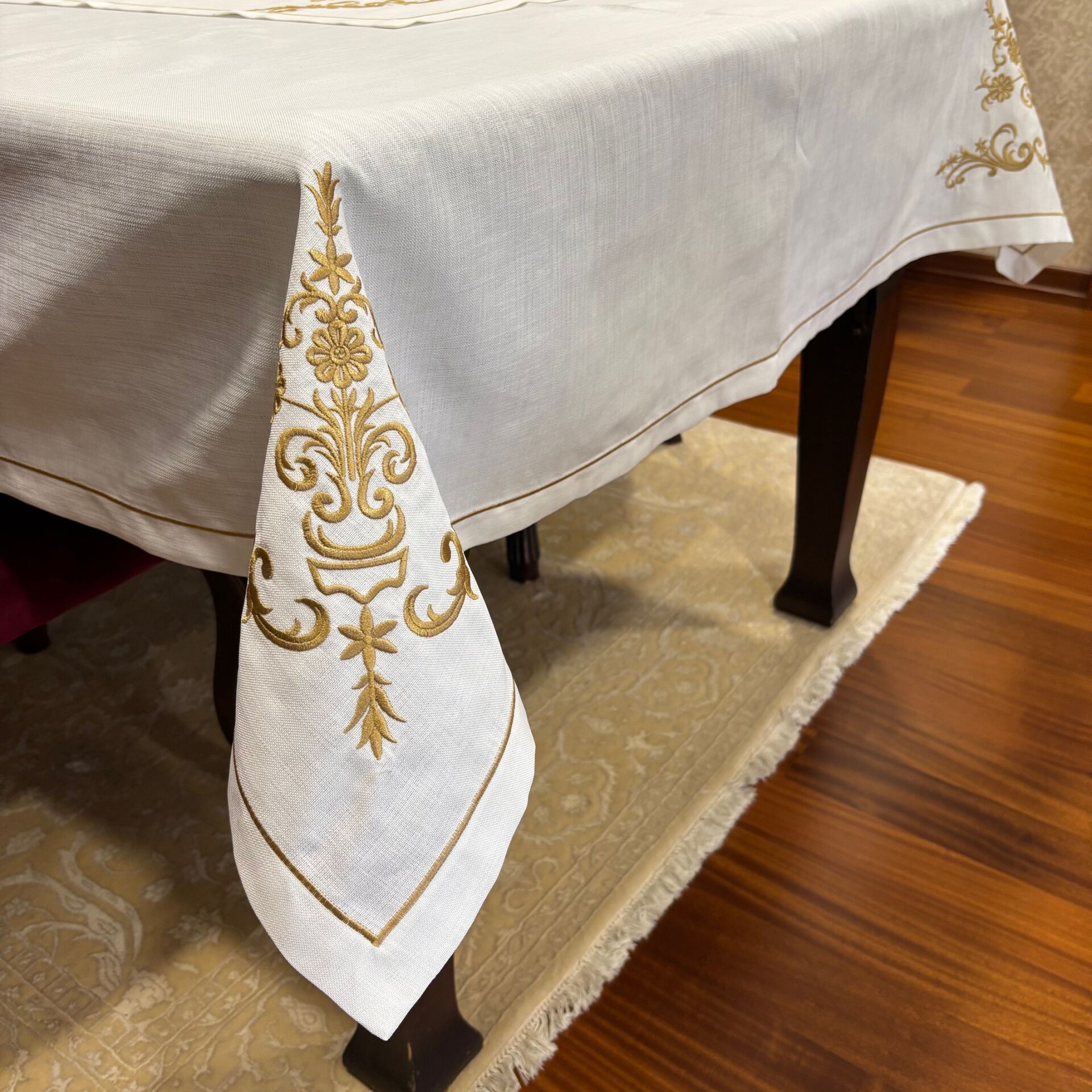 Gold Sarma Nakışlı Masa Örtüsü