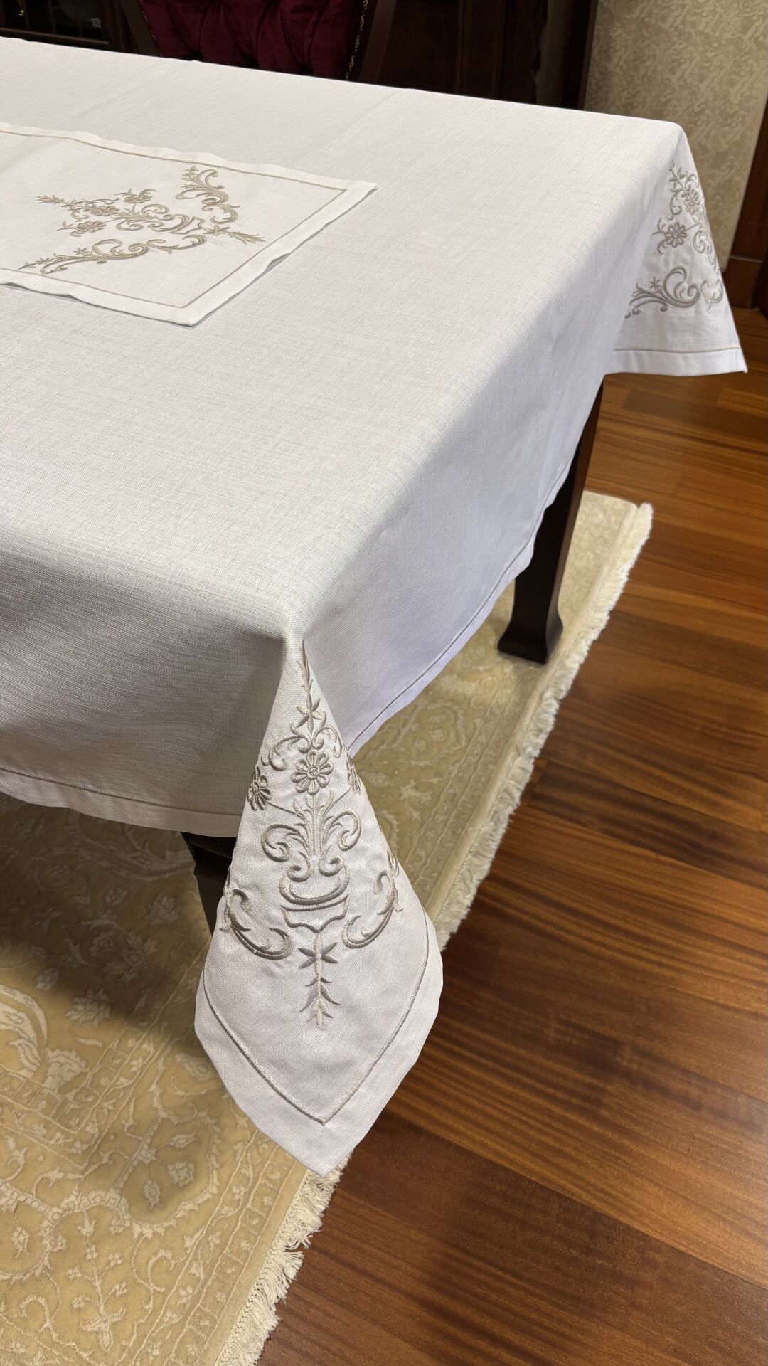 Gri Sarma Nakışlı Masa Örtüsü