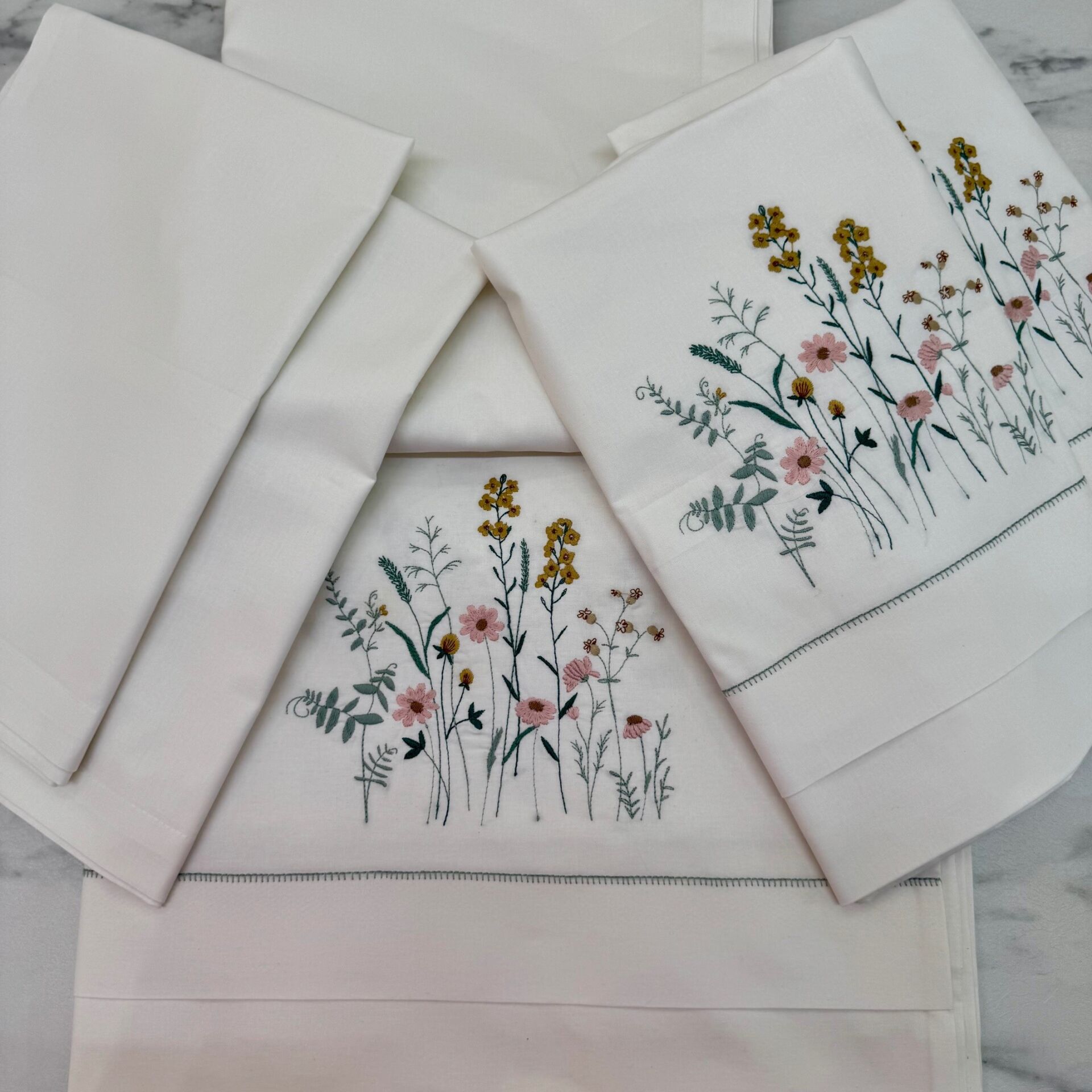 Kır Çiçeği İşlemeli Pamuk Nevresim Takımı