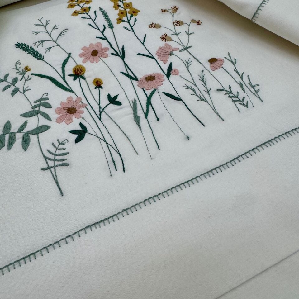 Kır Çiçeği İşlemeli Pamuk Nevresim Takımı