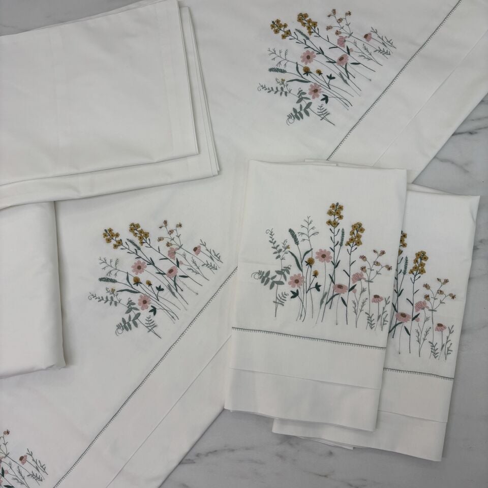 Kır Çiçeği İşlemeli Pamuk Nevresim Takımı