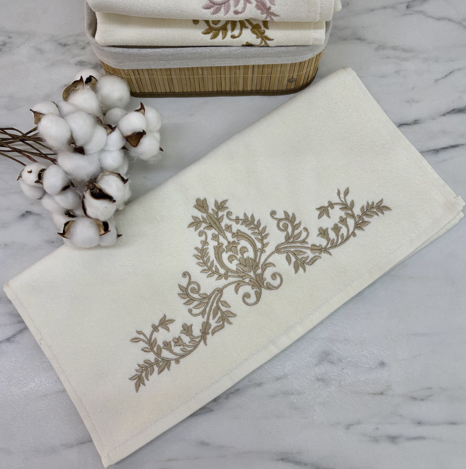 Sarma Nakışlı Kadife Havlu Vizon