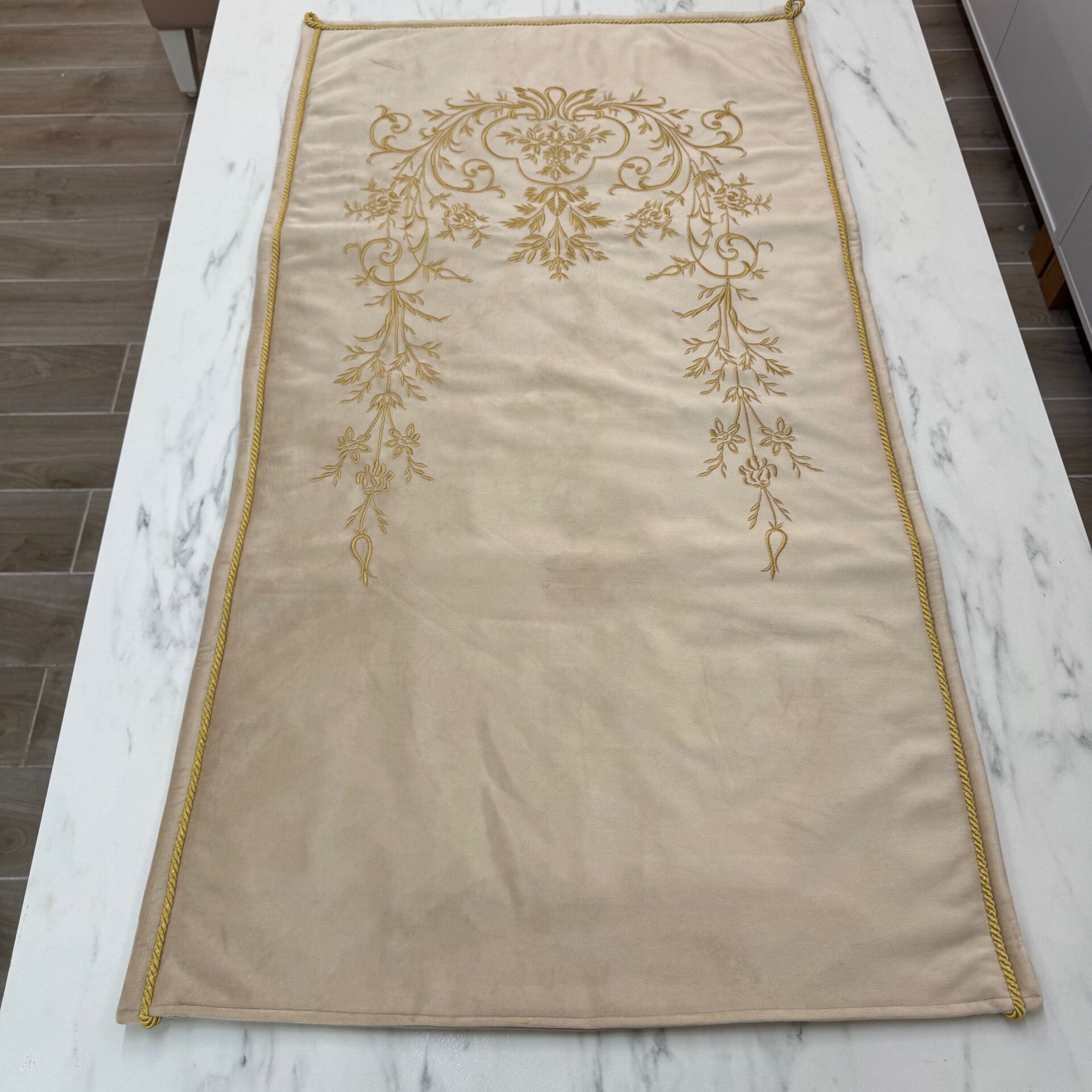 Sarma Nakışlı Kadife Seccade Krem