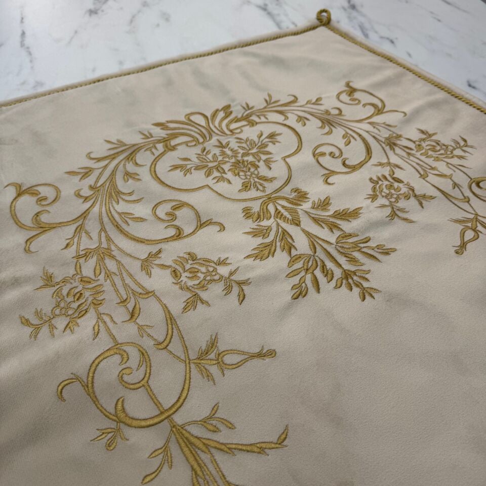 Sarma Nakışlı Kadife Seccade Krem