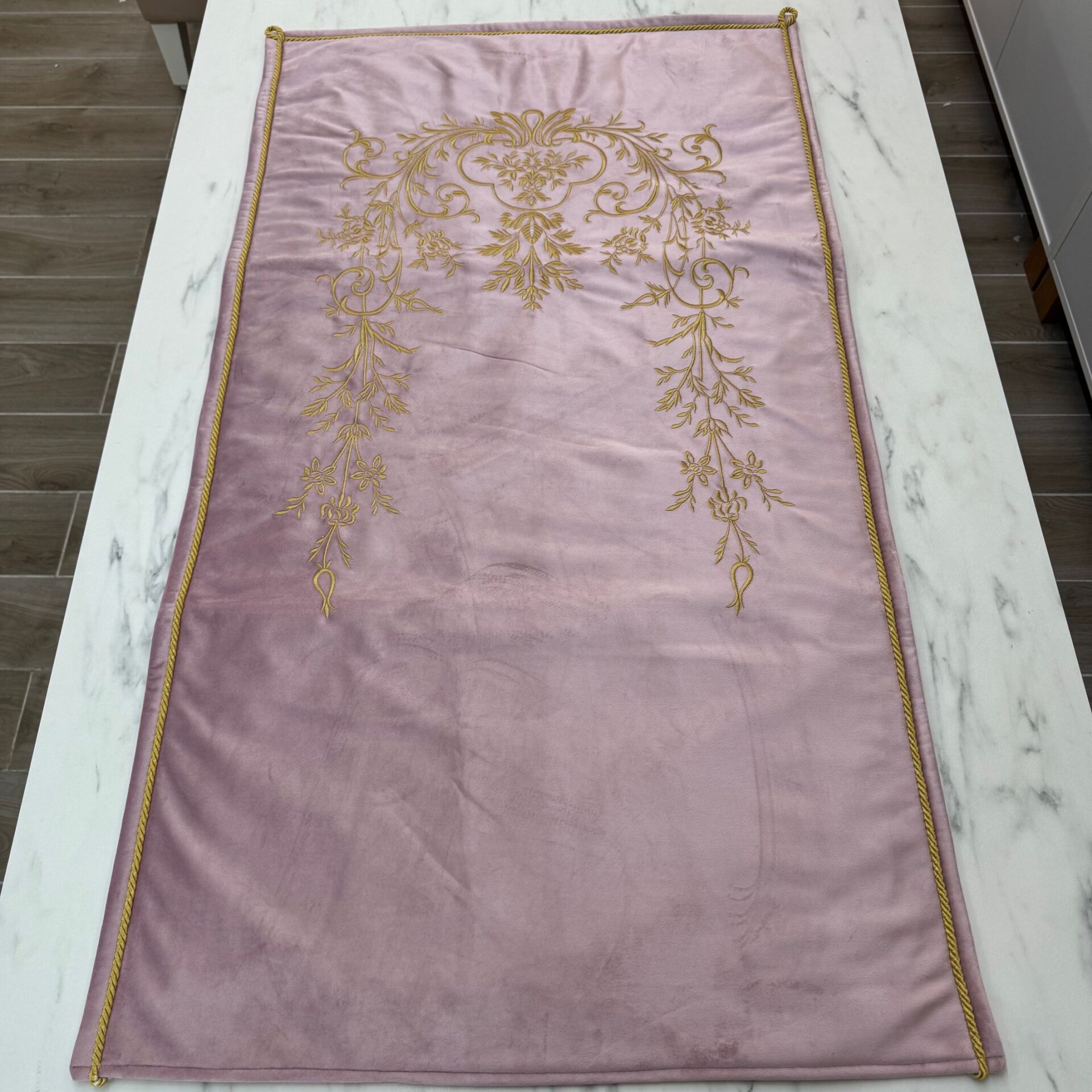 Sarma Nakışlı Kadife Seccade Pembe