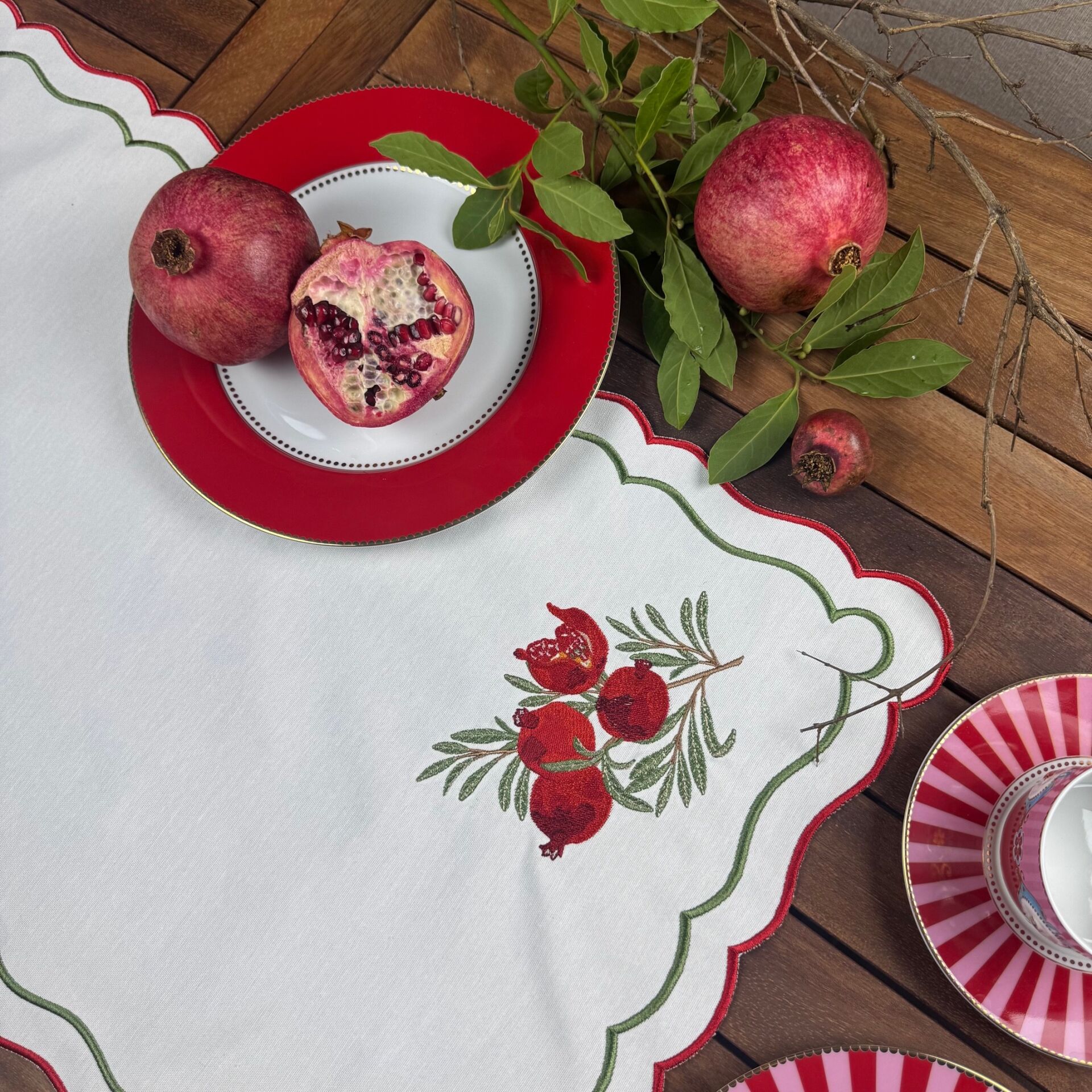 Nar İşlemeli Runner