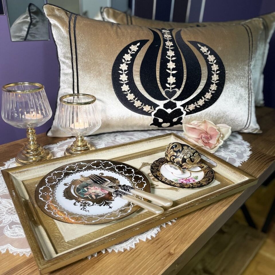 Geleneksel Lale Nakışlı Uzun Kırlent Kılıfı