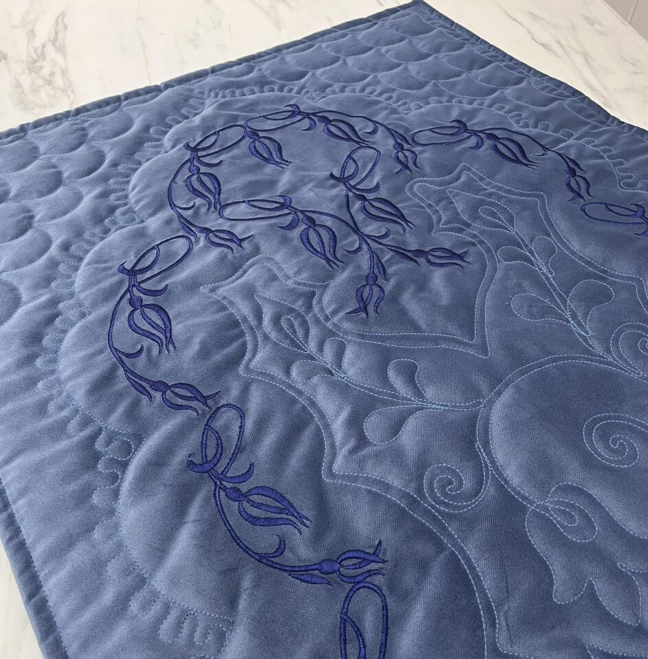 Kadife İşlemeli Seccade Koyu Mavi