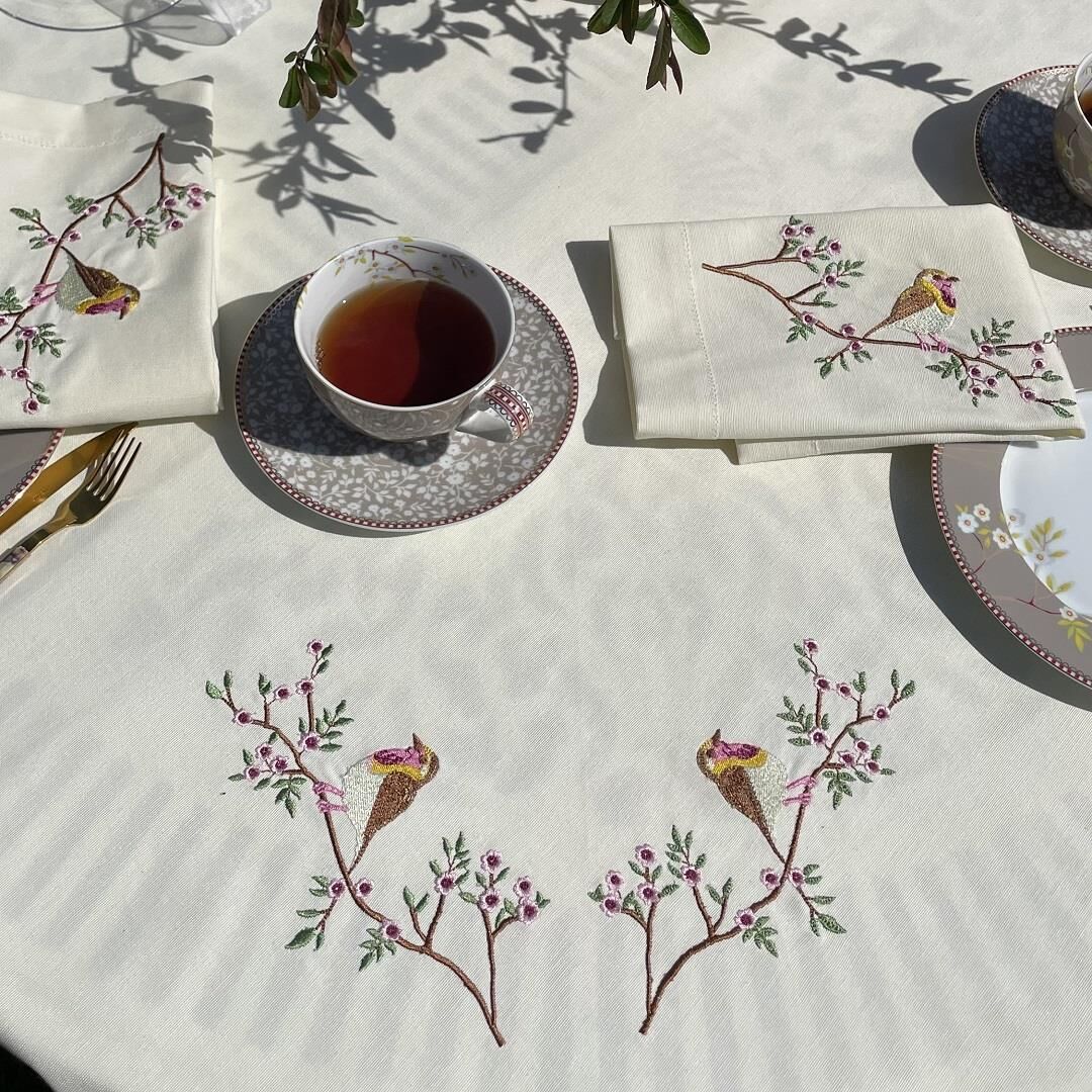 Kuş Nakışlı Masa Örtüsü