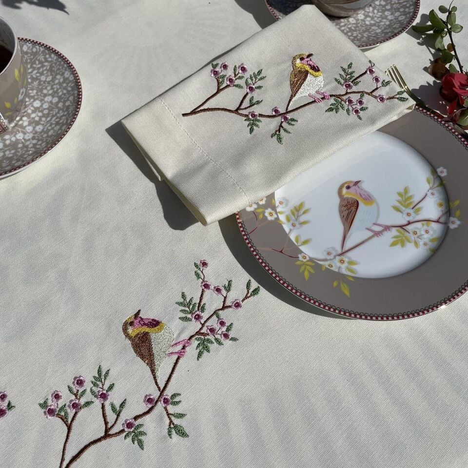 Kuş Nakışlı Masa Örtüsü
