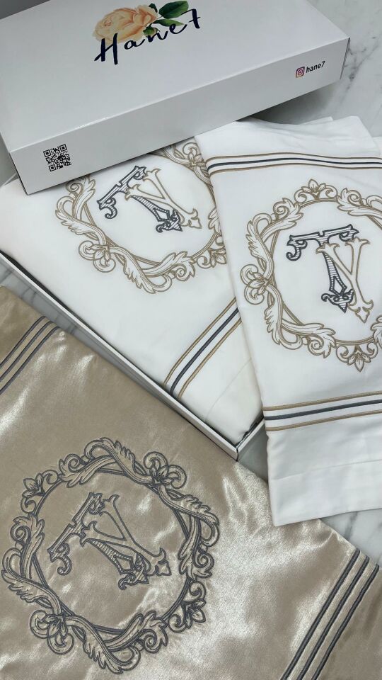 Kişiye Özel Monogram Çift Kişilik Nevresim Takımı Çelenk Modelleri