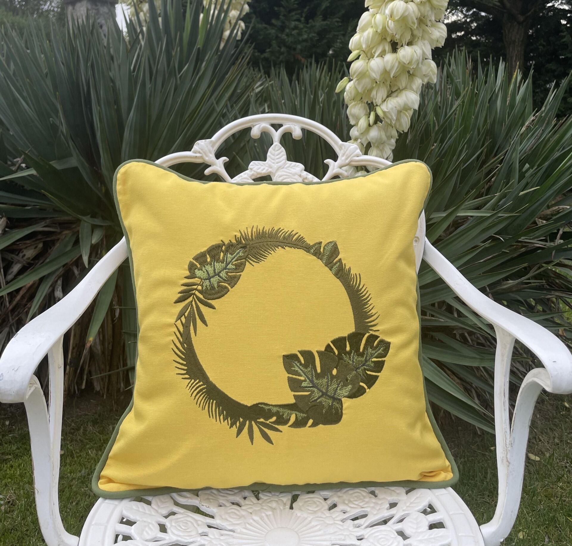 Monstera İşlemeli Sarı Kırlent Kılıfı