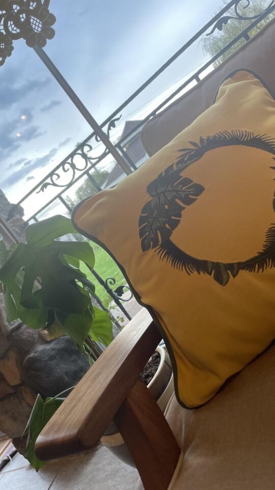 Monstera İşlemeli Sarı Kırlent Kılıfı