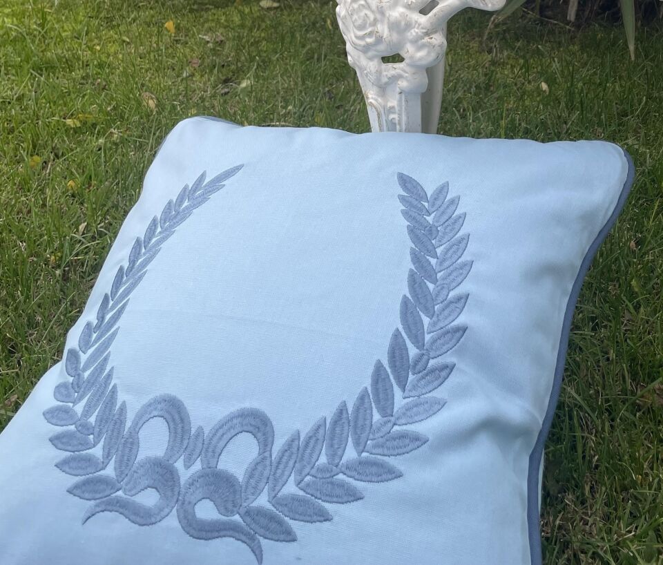 Çelenk İşlemeli Mavi Kırlent Kılıfı