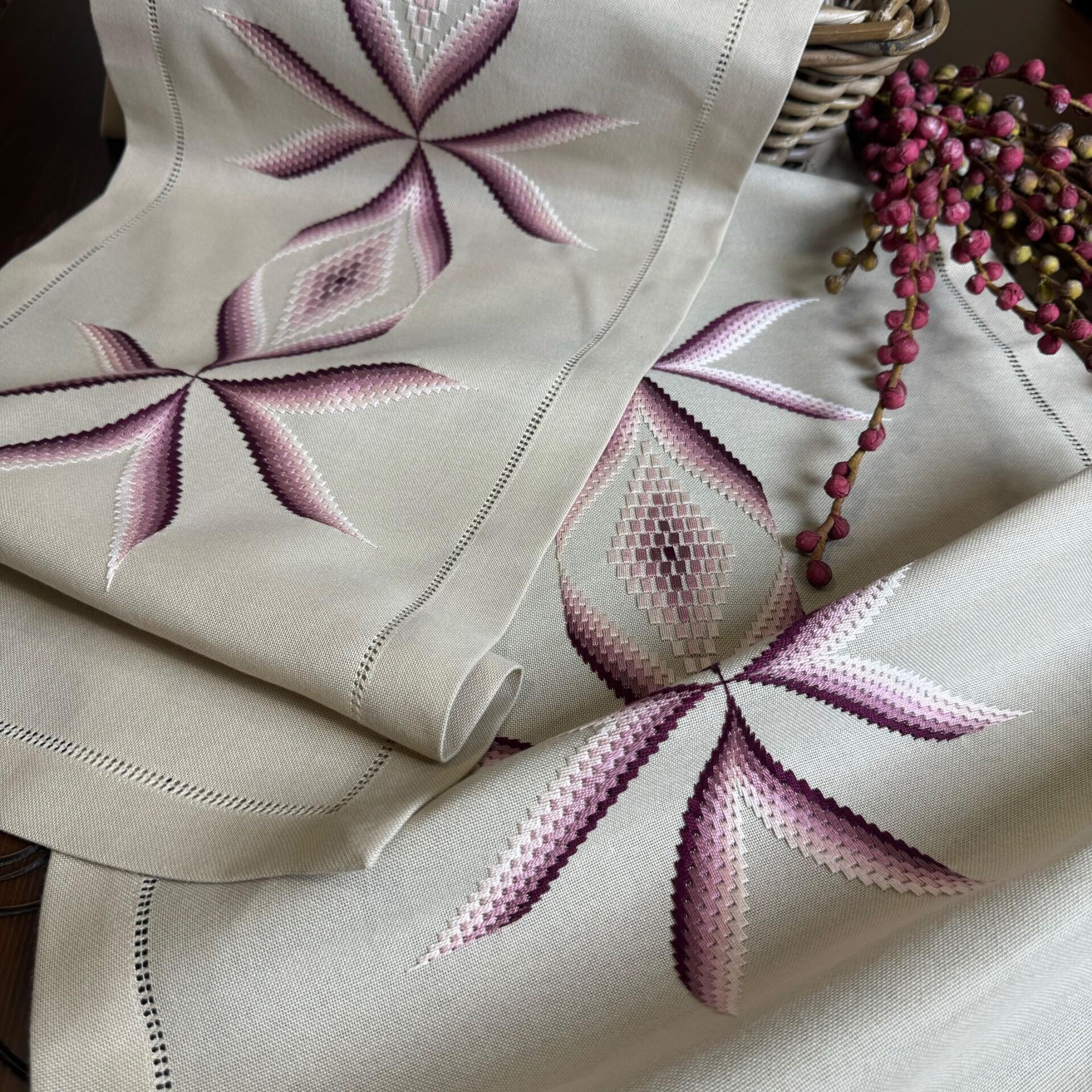 El İşlemesi Bej Bargello Nakışlı 3 Parça Salon Takımı