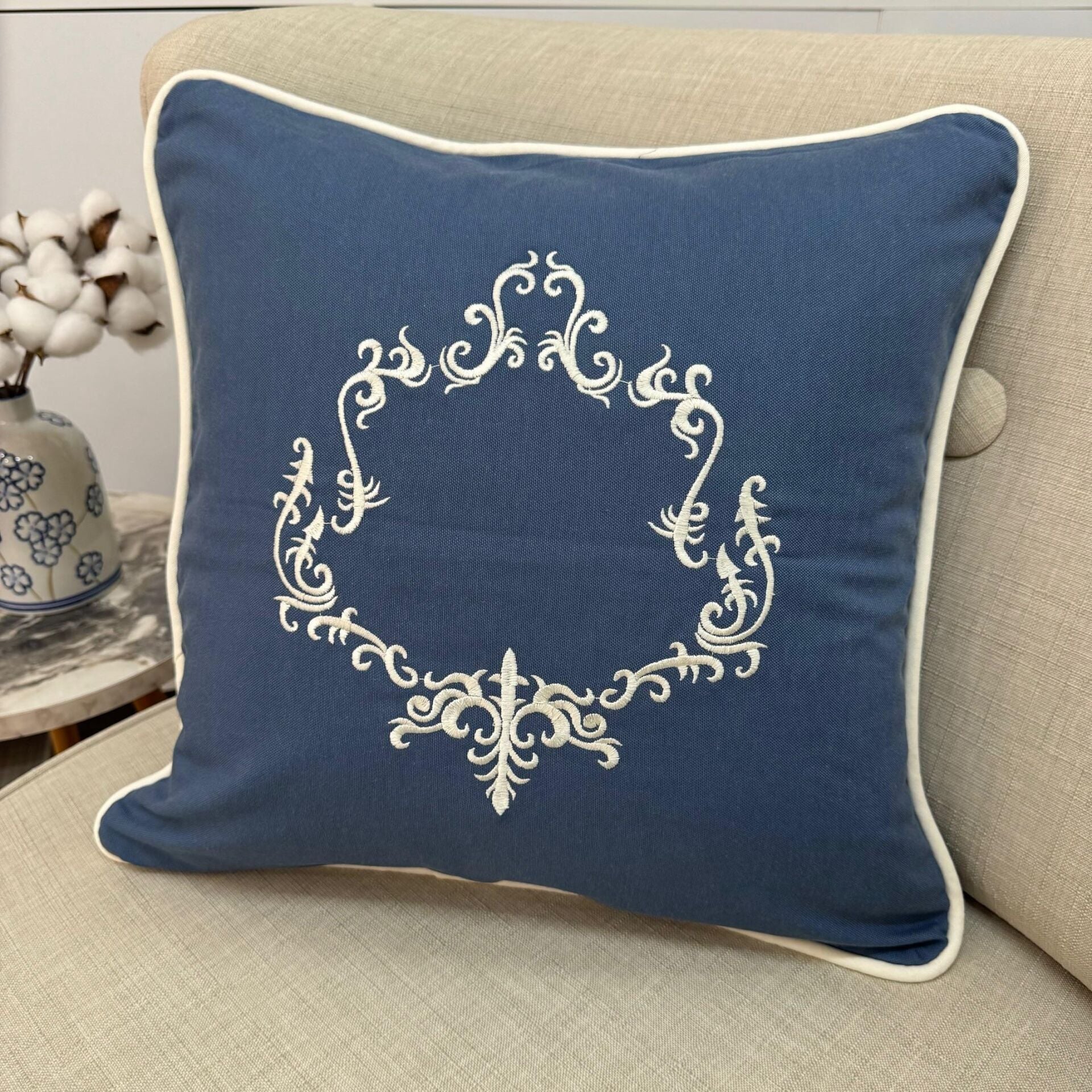 Ekru Çelenkli Mavi Kırlent Kılıfı