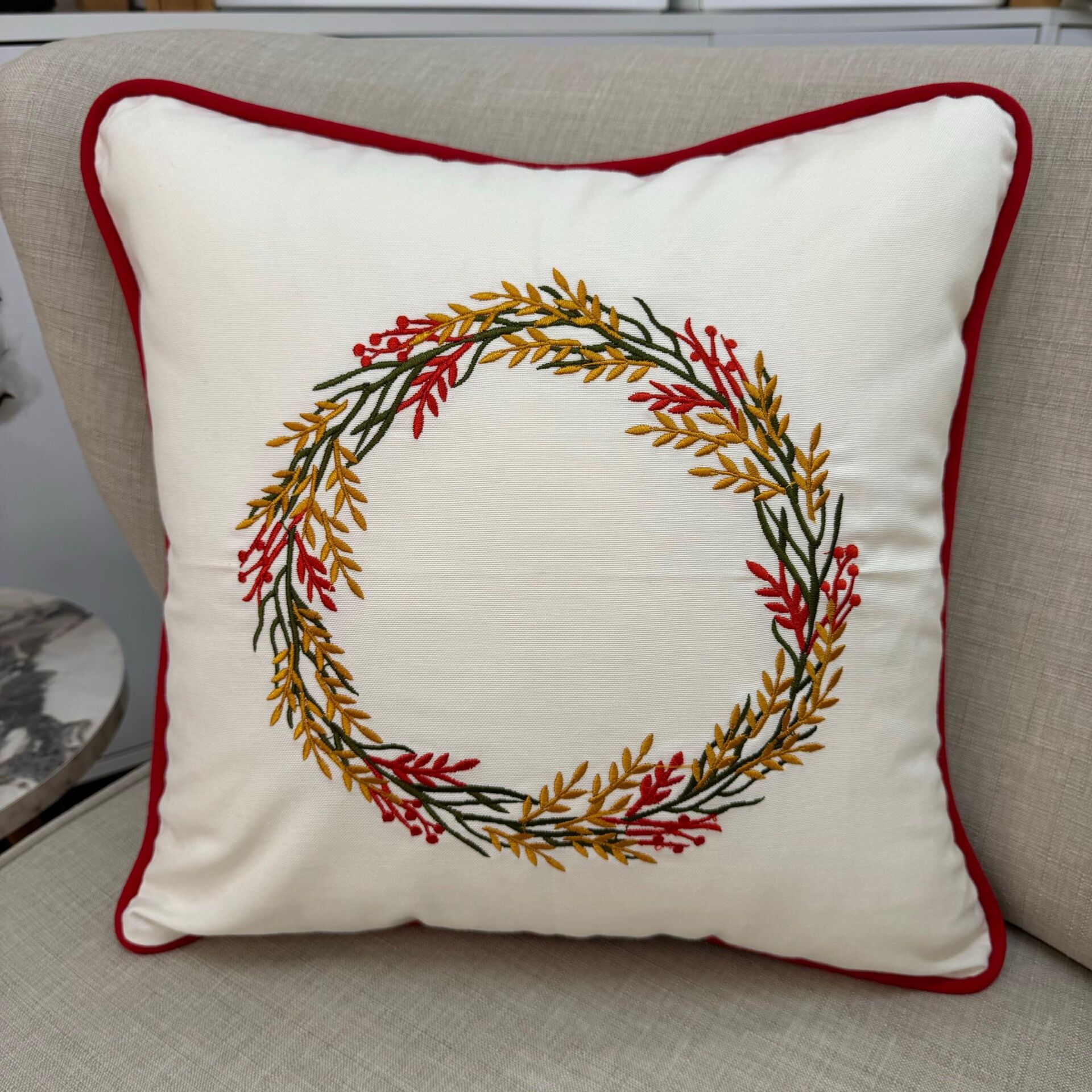 Renkli Çelenkli Kırmızı Biyeli Krem Kırlent Kılıfı