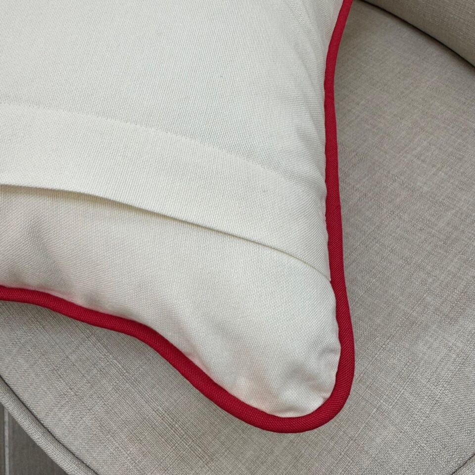 Renkli Çelenkli Kırmızı Biyeli Krem Kırlent Kılıfı