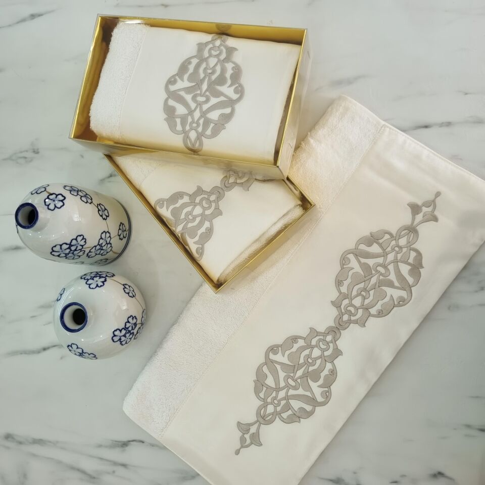 Gri Rumi Nakışlı Yüz Havlusu