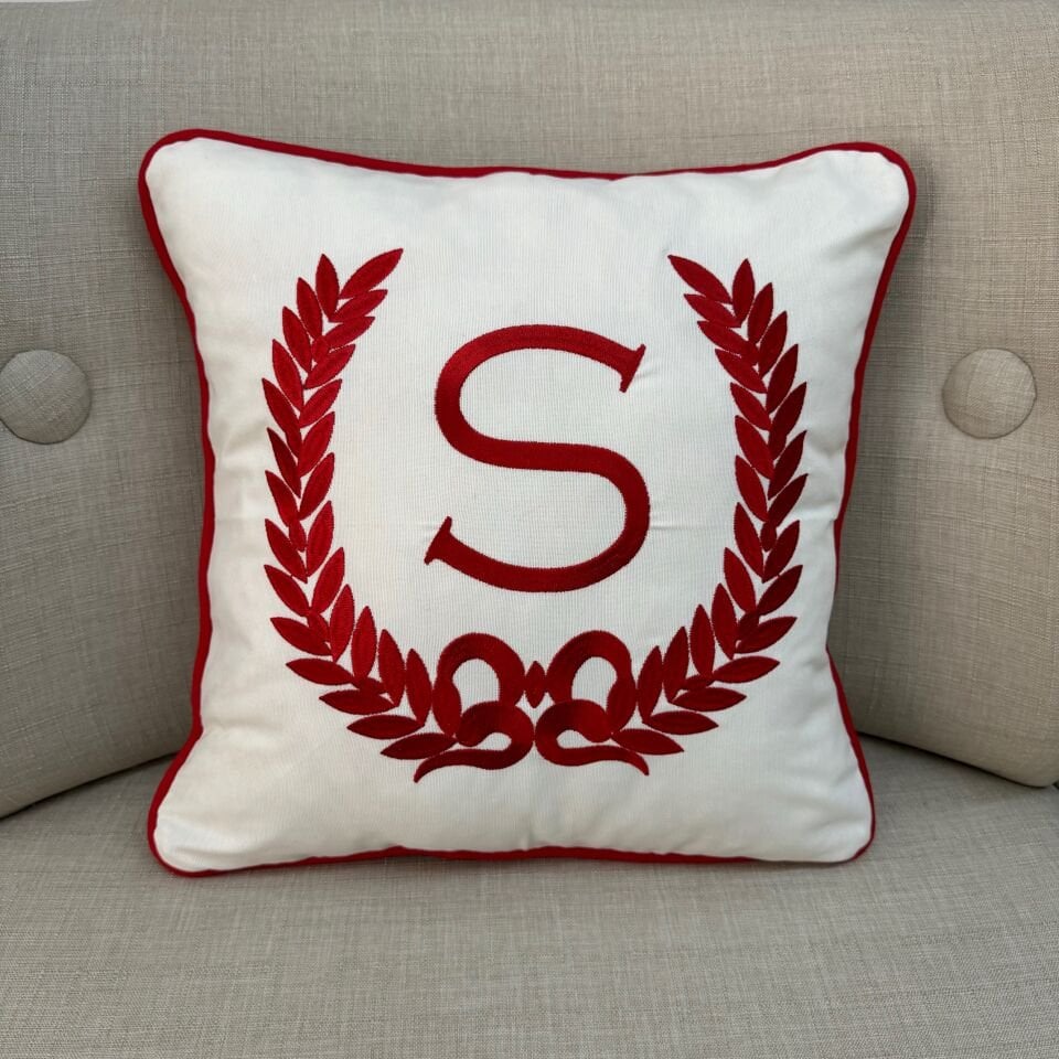 Kırmızı Çelenk Nakışlı/Biyeli S Harfi Kırlent Kılıfı