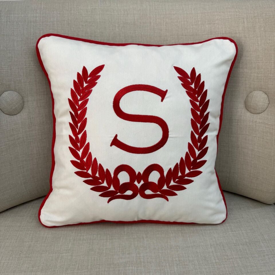 Kırmızı Çelenk Nakışlı/Biyeli S Harfi Kırlent Kılıfı