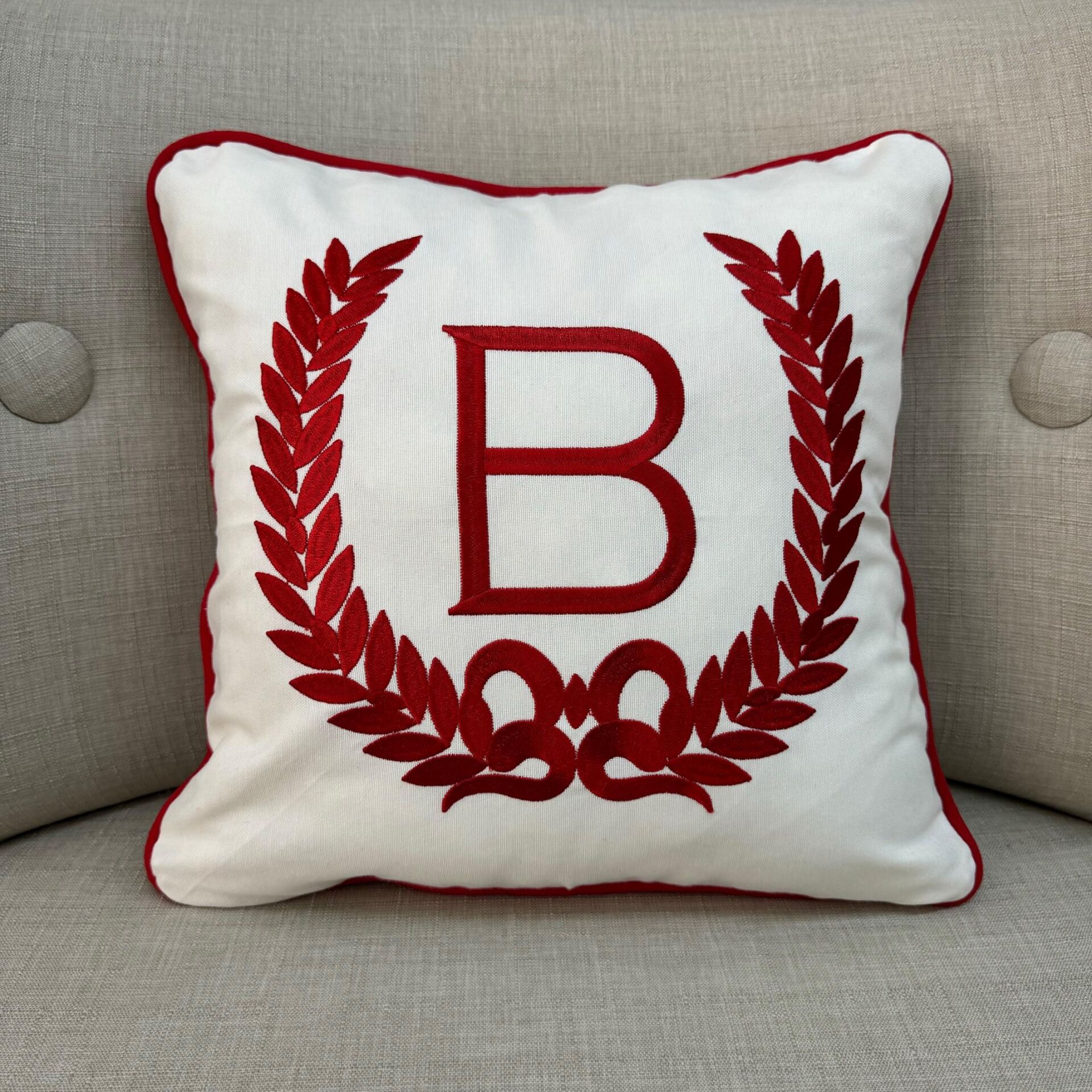 Kırmızı Çelenk Nakışlı/Biyeli B Harfi Kırlent Kılıfı