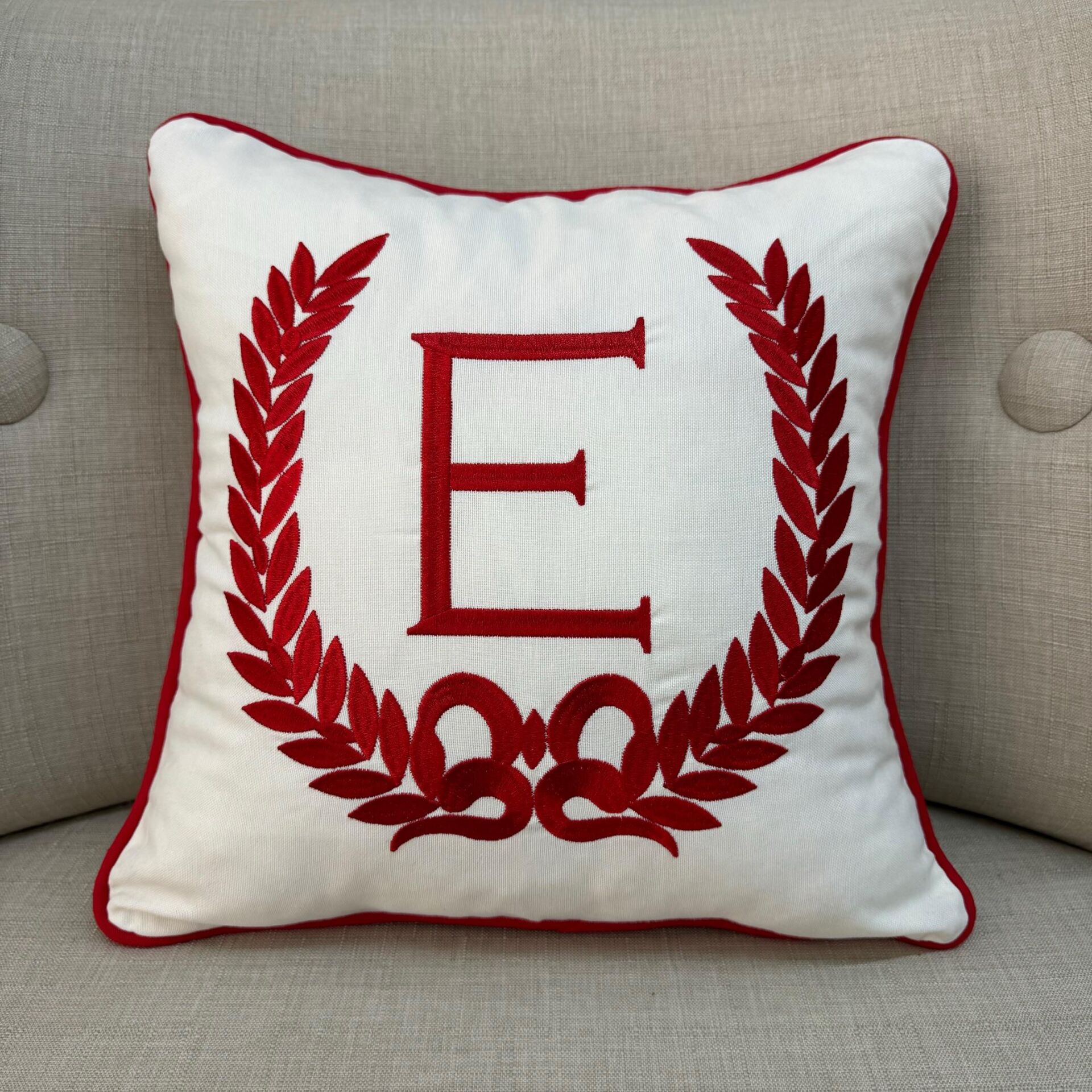 Kırmızı Çelenk Nakışlı/Biyeli E Harfi Kırlent Kılıfı