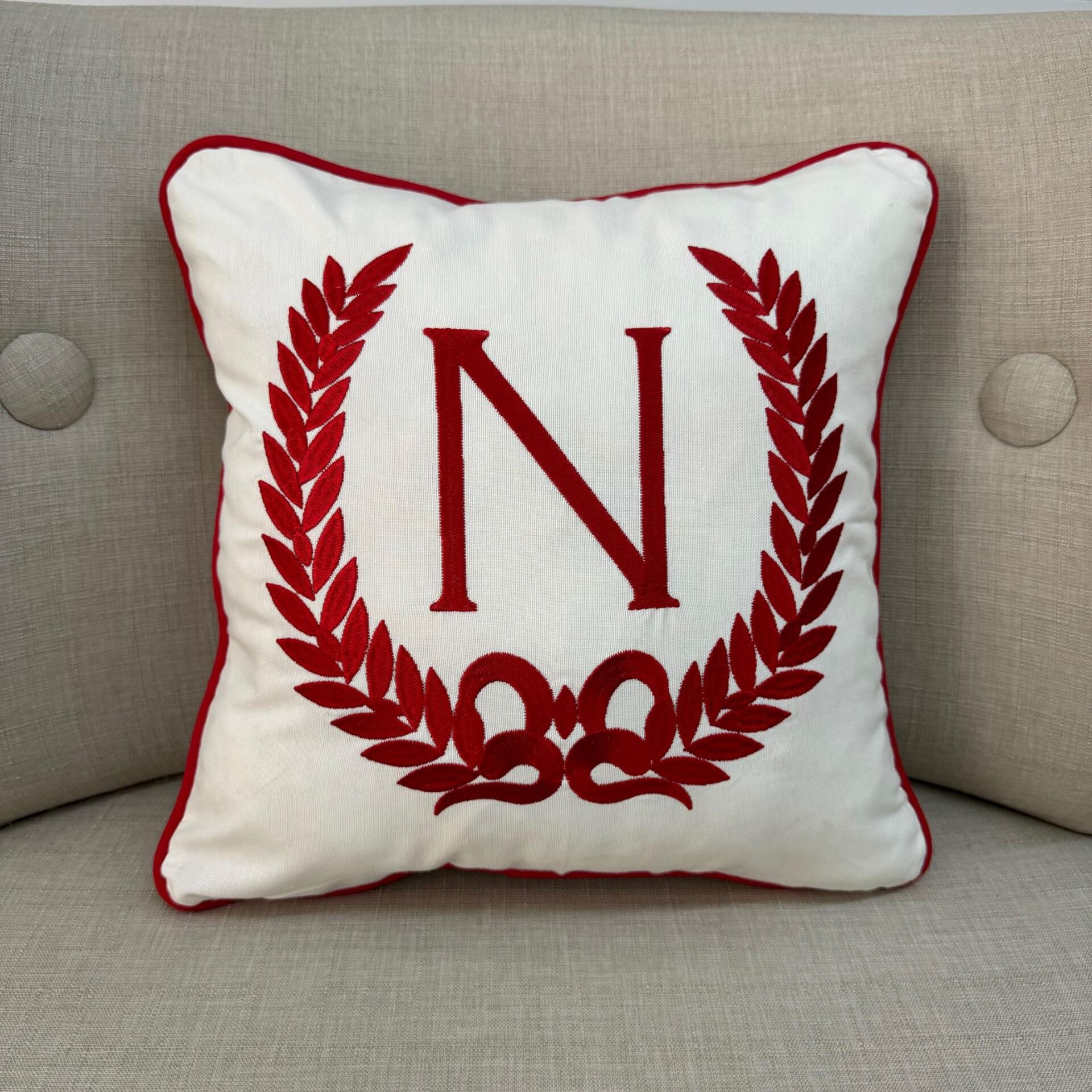 Kırmızı Çelenk Nakışlı/Biyeli N Harfi Kırlent Kılıfı