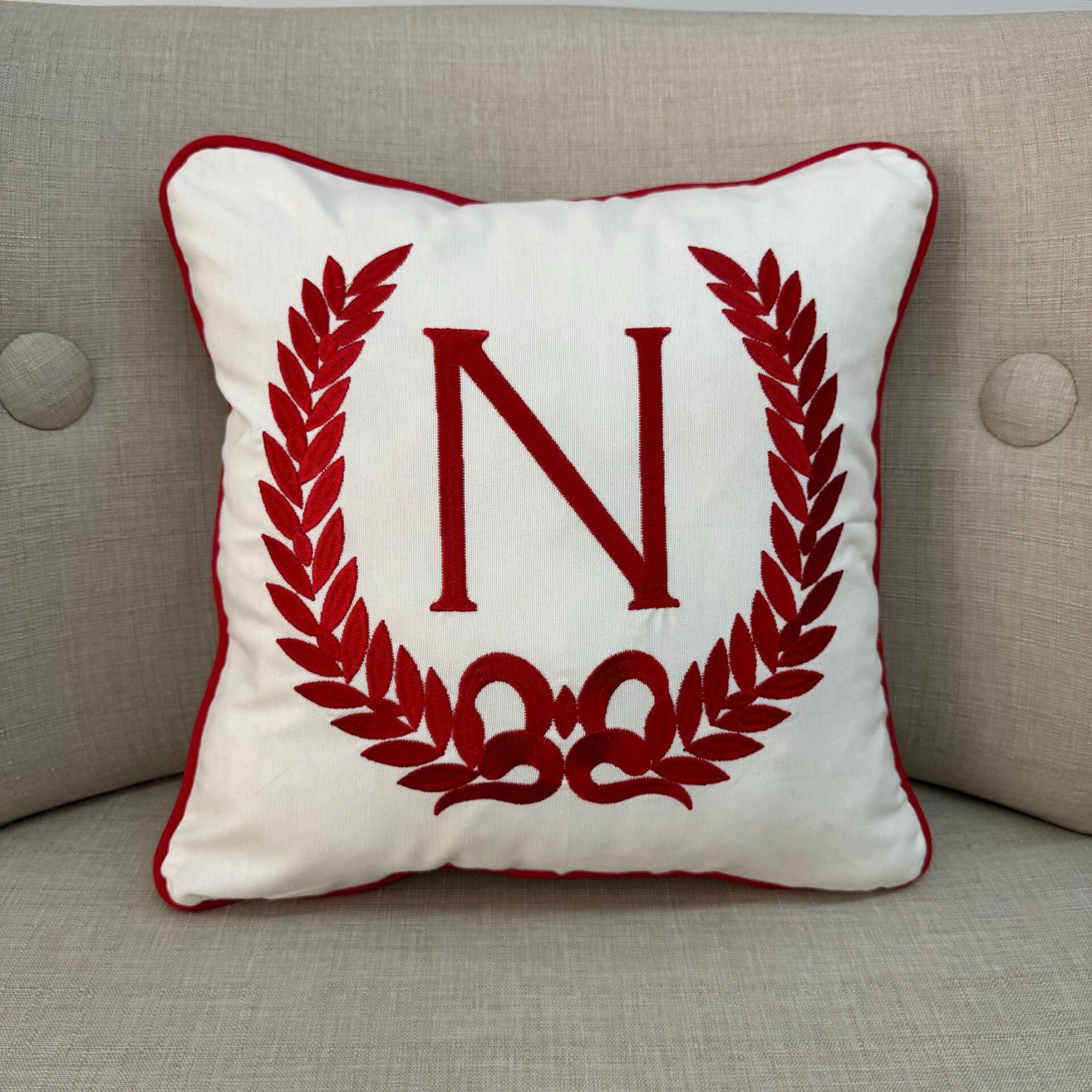 Kırmızı Çelenk Nakışlı/Biyeli N Harfi Kırlent Kılıfı