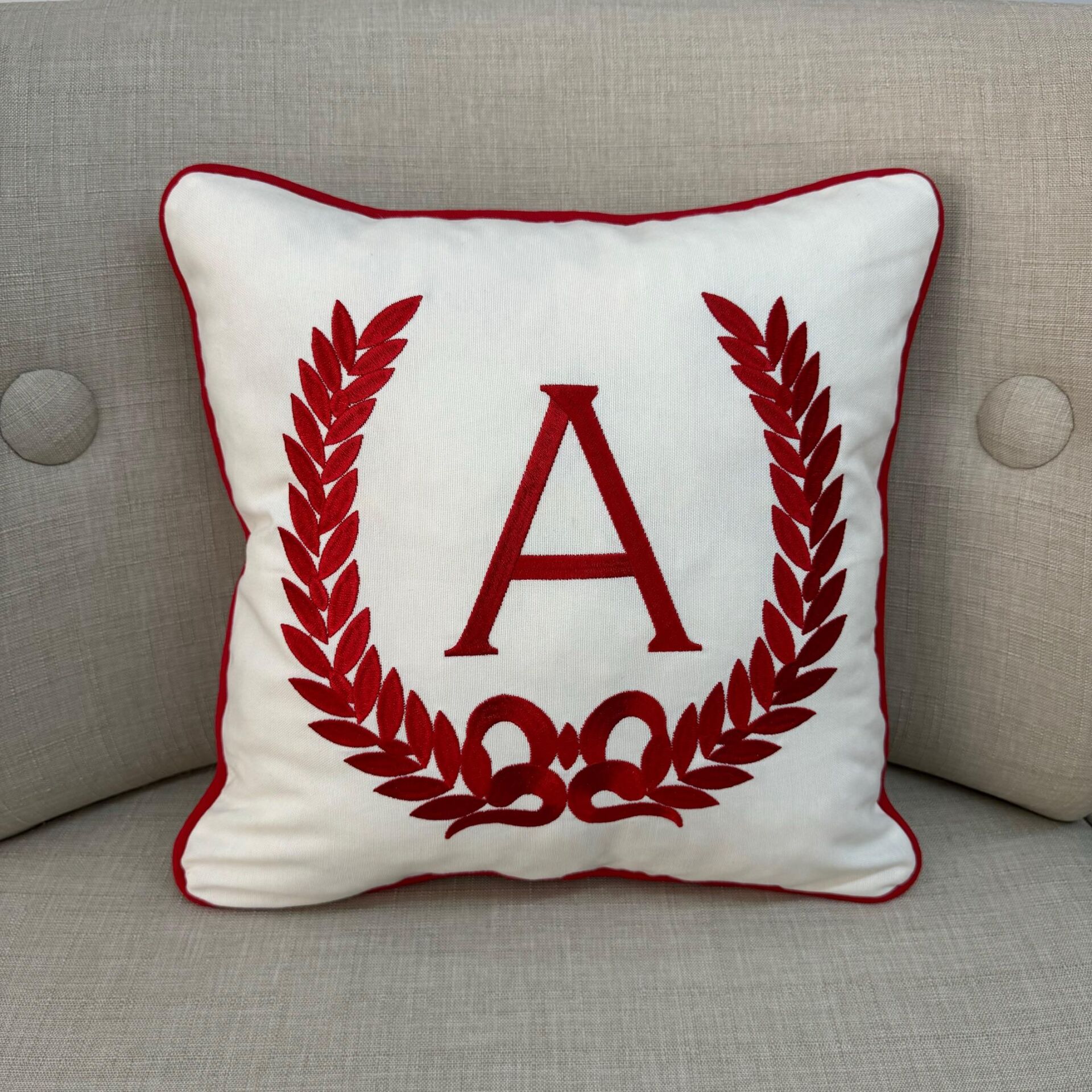 Kırmızı Çelenk Nakışlı/Biyeli A Harfi Kırlent Kılıfı