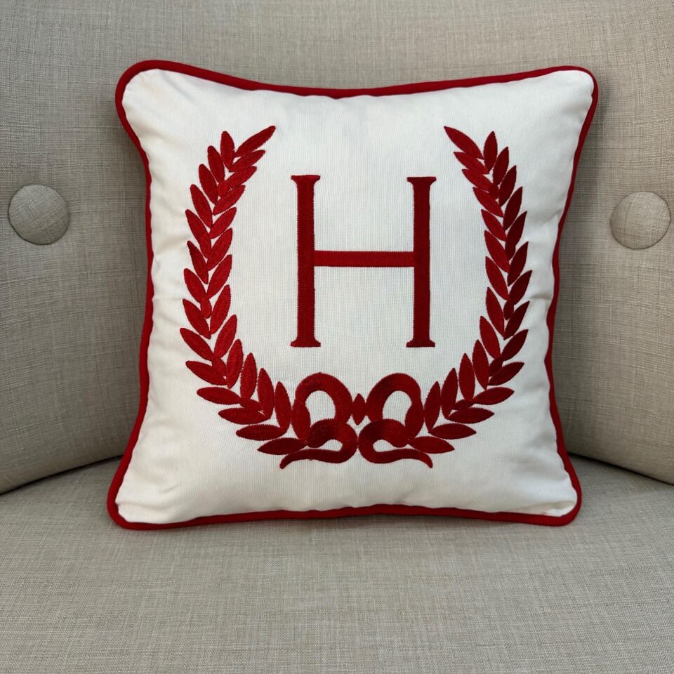 Kırmızı Çelenk Nakışlı/Biyeli H Harfi Kırlent Kılfı